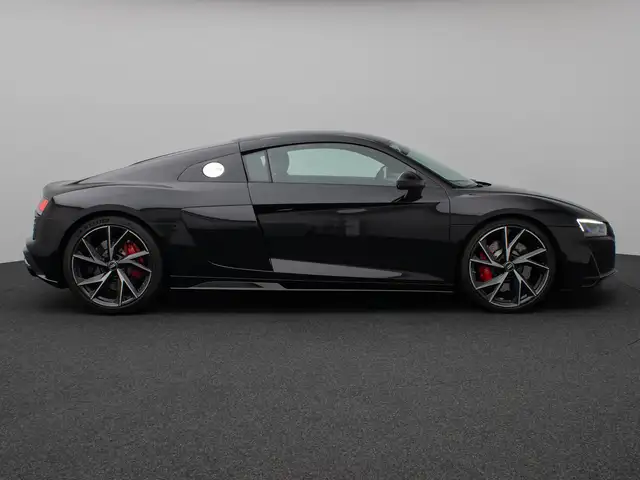 Audi R8 view 5
