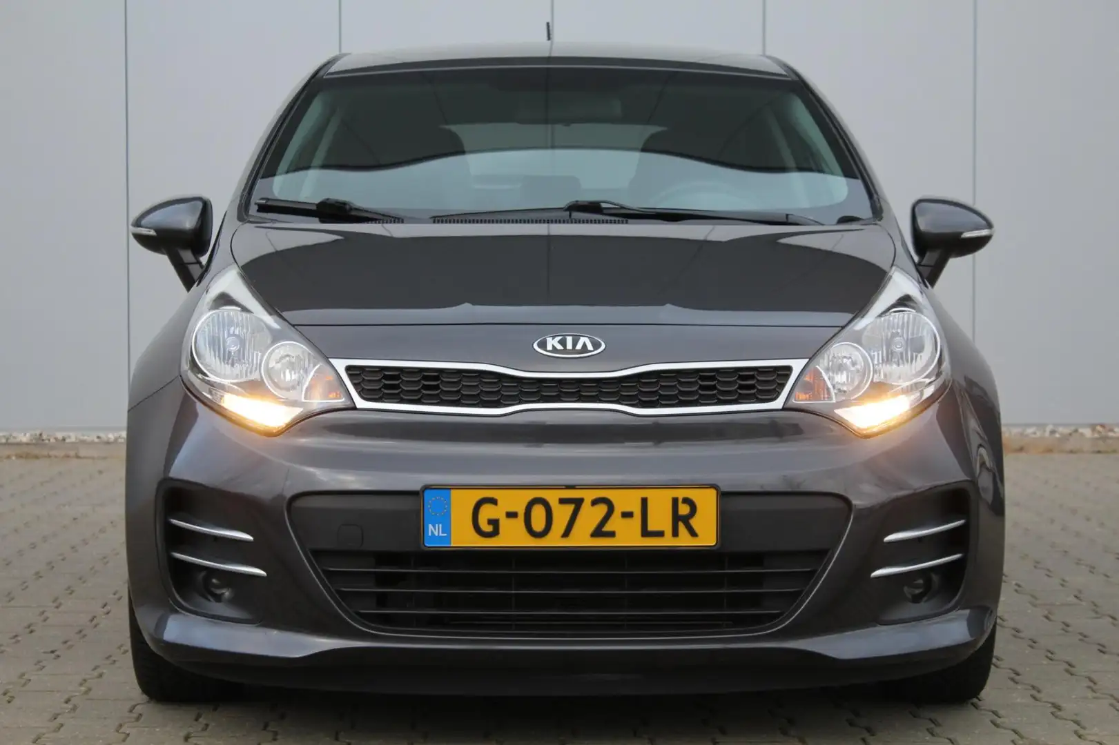 Kia Rio 1.2 CVVT ComfortPlusLine Gris - 2