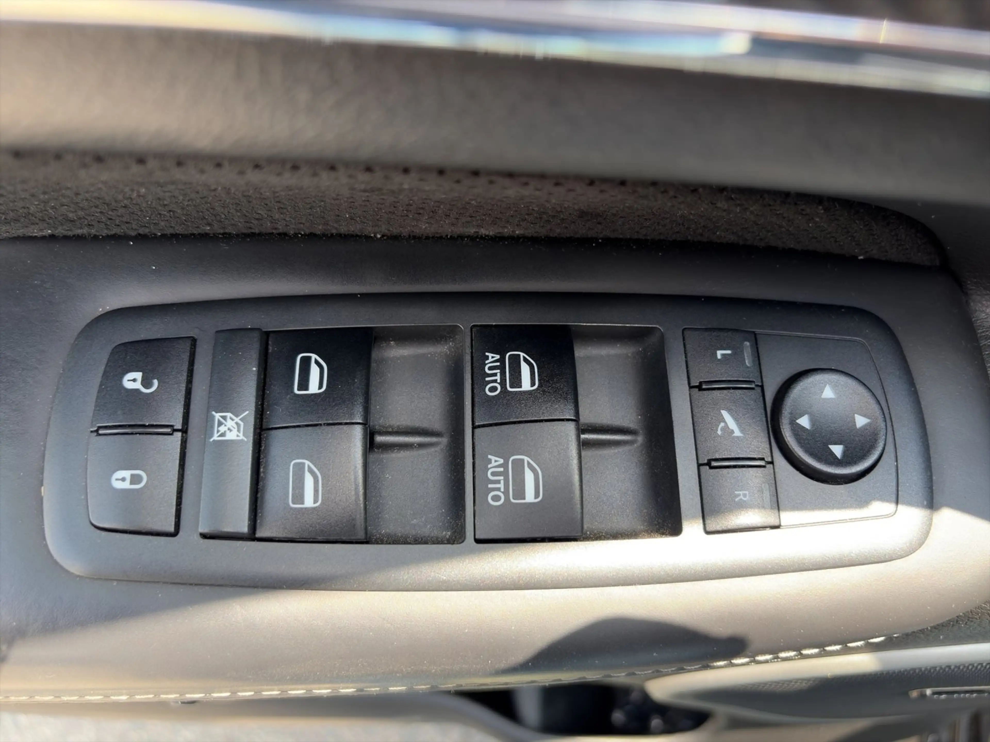 Jeep Grand Cherokee 6,4 V8 SRT8 — photo 6