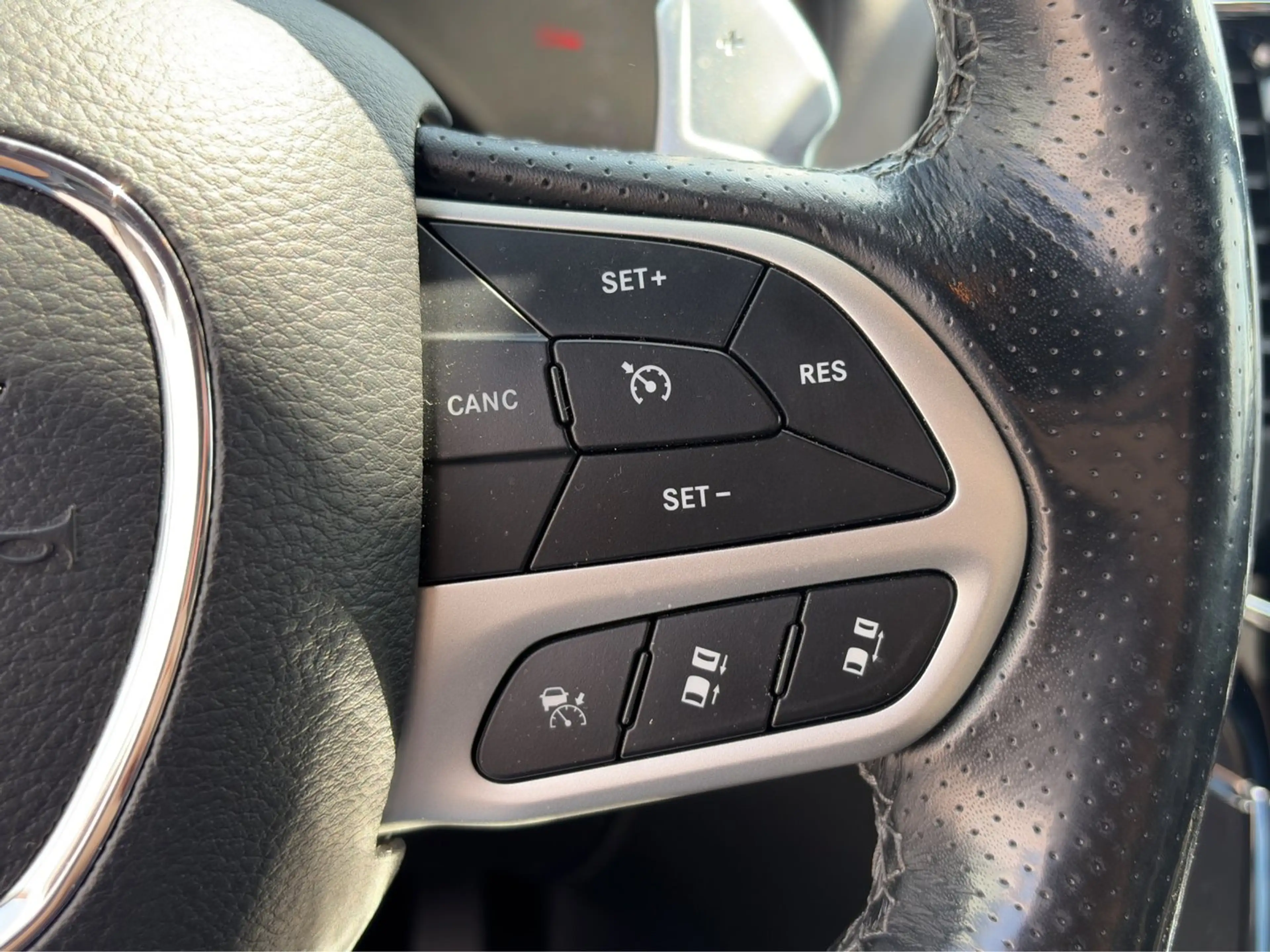 Jeep Grand Cherokee 6,4 V8 SRT8 — photo 14