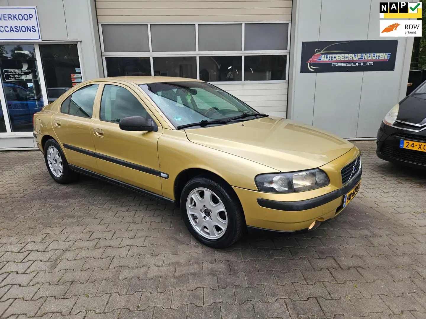 Volvo S60 2.4 Edition Geel - 1
