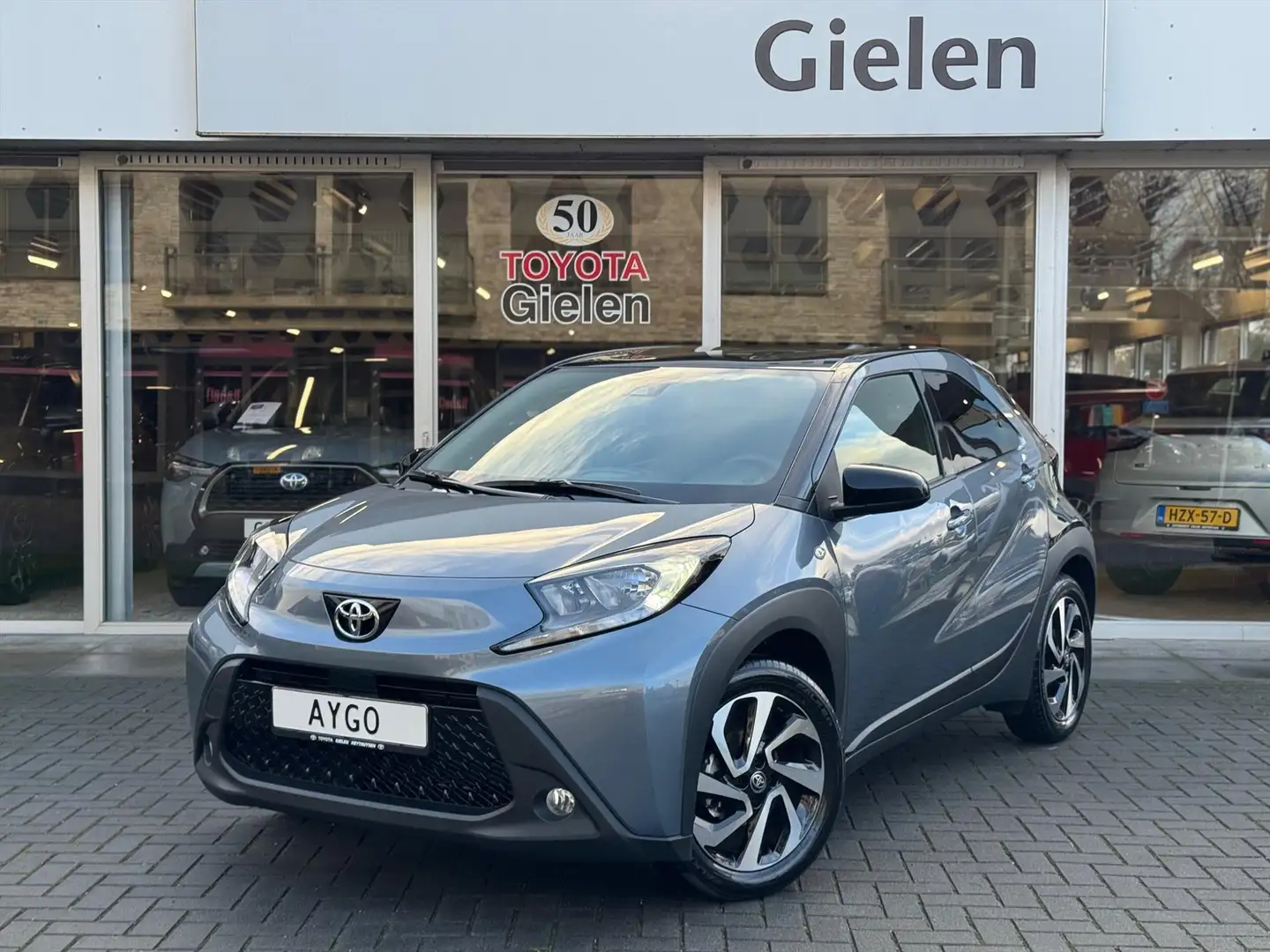 Toyota Aygo X 1.0 VVT-i MT Pulse Bi-tone | Celestite grey, 17 in Grau - 1