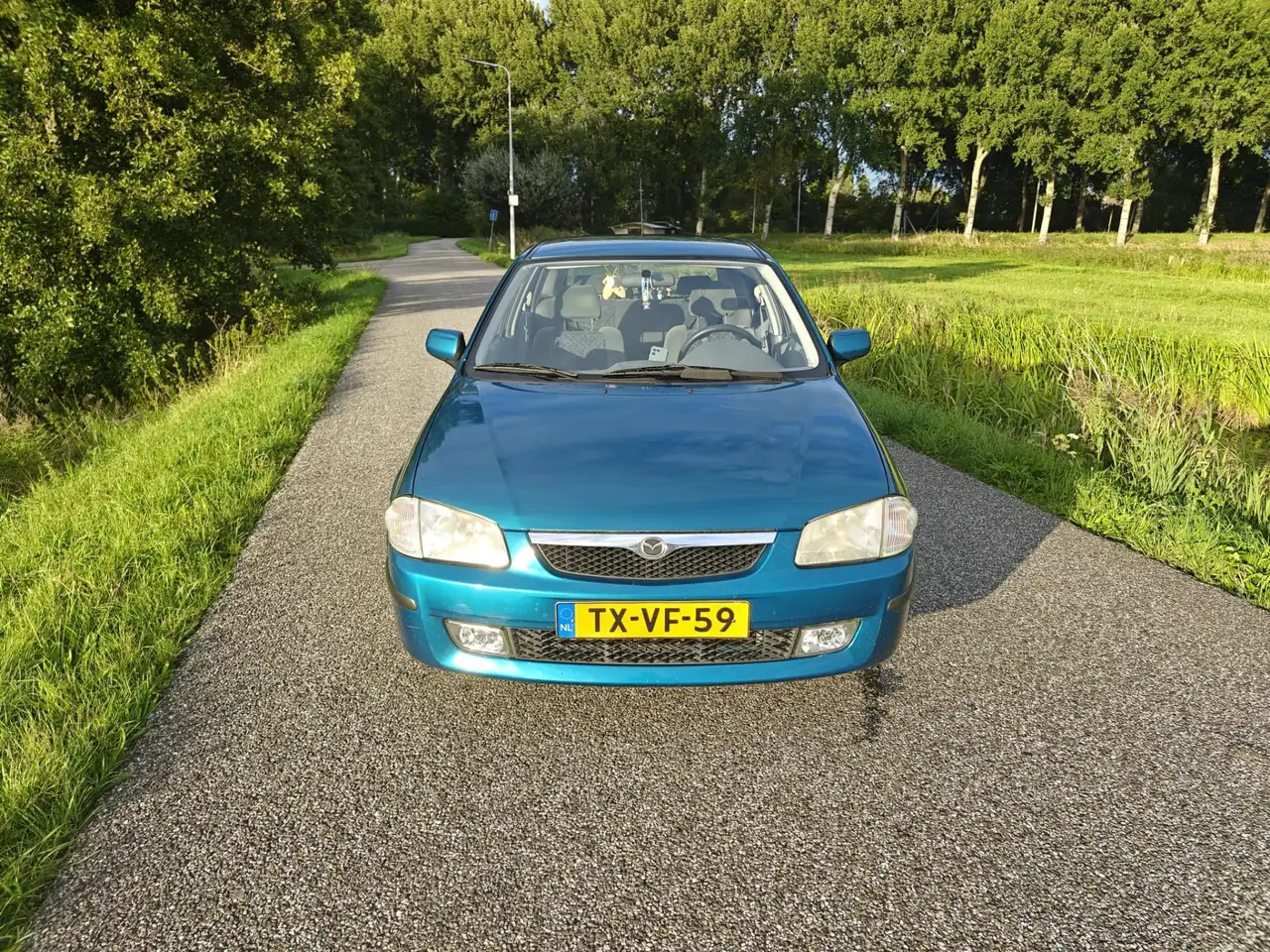 Mazda 323 1.8 F, foto 2
