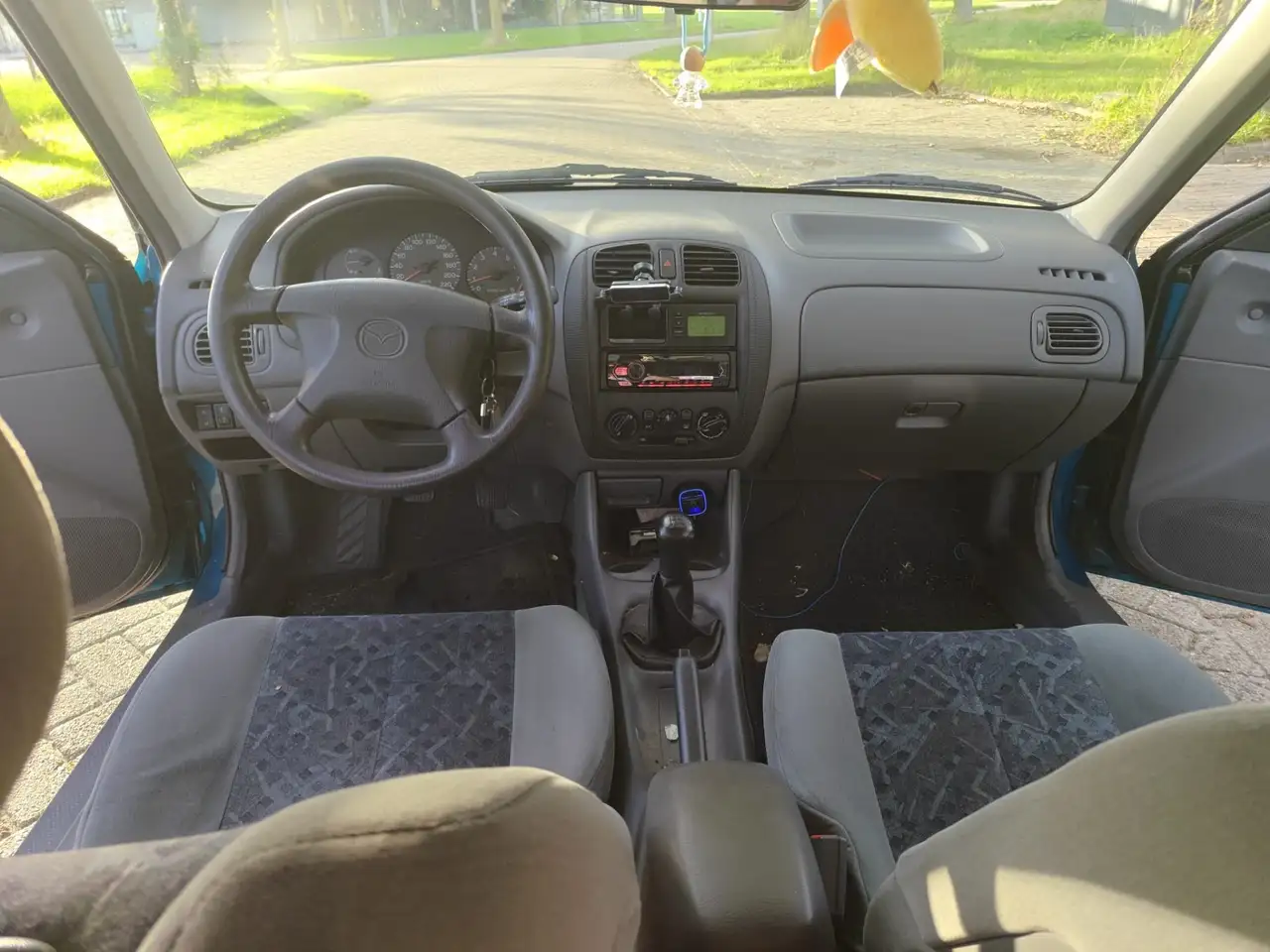 Mazda 323 1.8 F, foto 12