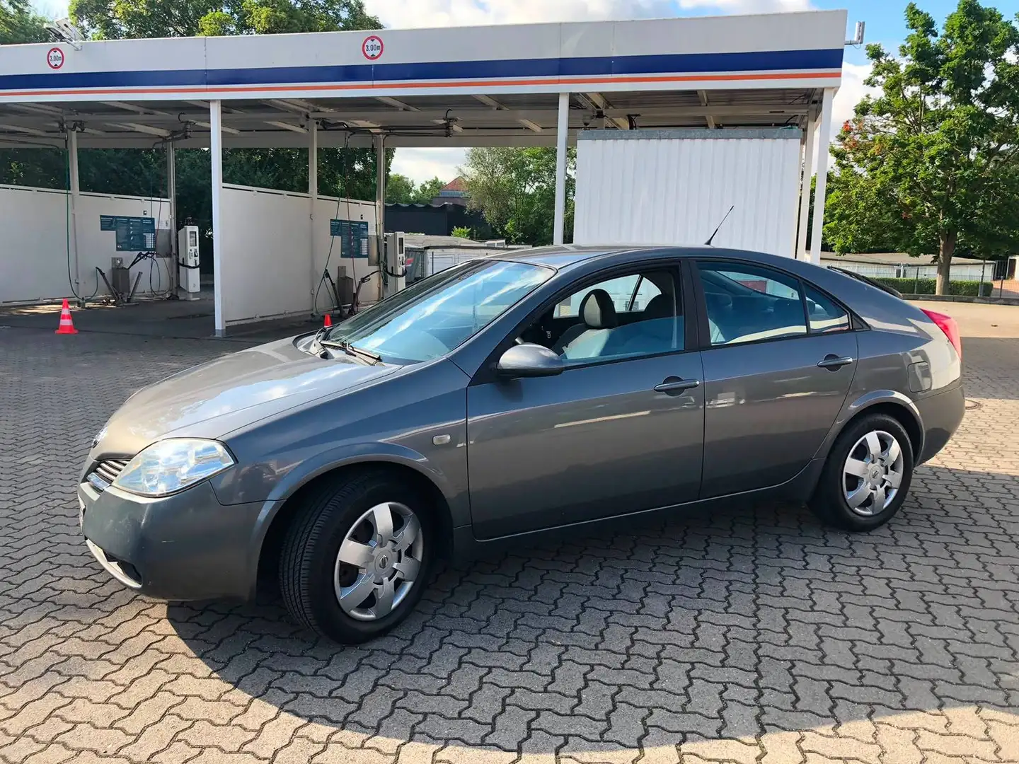 Nissan Primera Guter Zustand. Klima, Rückfahrkamera, inkl. Winterreifen. Auspuff müsste geschweißt werden (macht Geräusch). Grau - 1