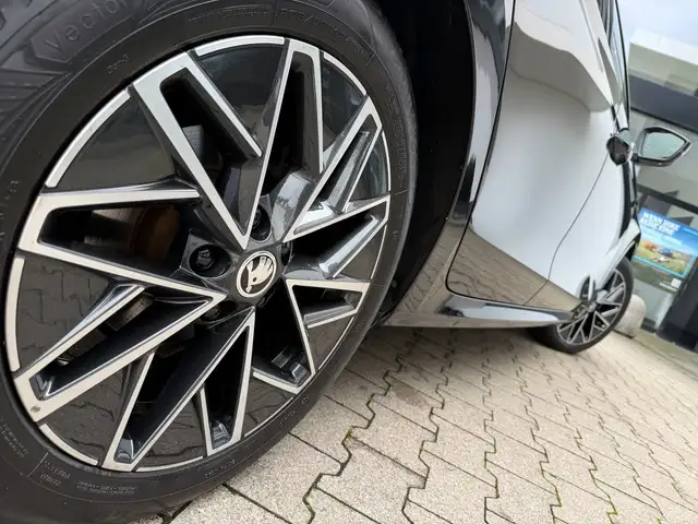 Skoda Octavia view 4