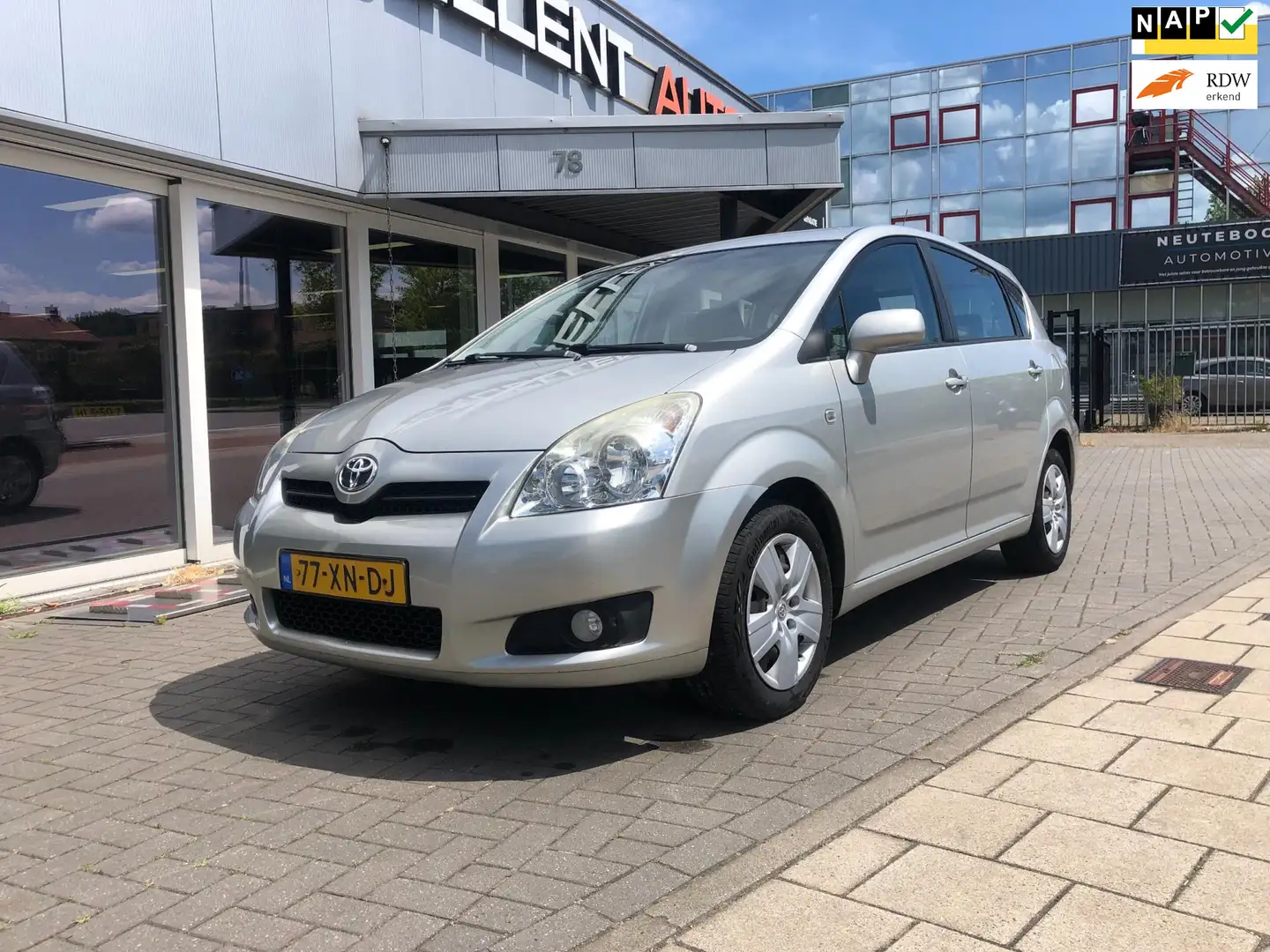 Toyota Verso 1.8 VVT-i Sol Grijs - 1