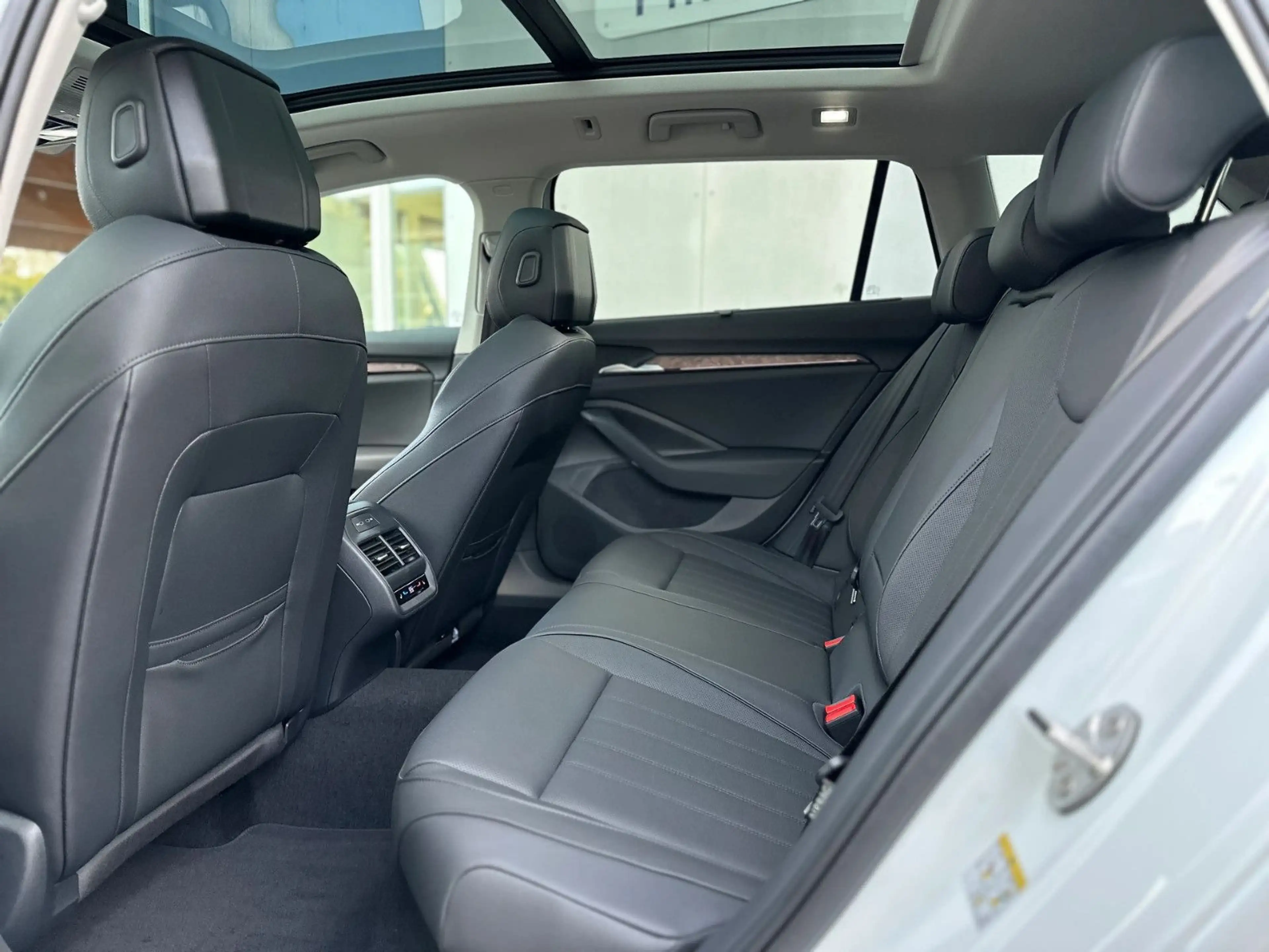 Skoda Superb Combi  iV 1.5 TSI DSG Laurin&Klement VOLL — photo 12