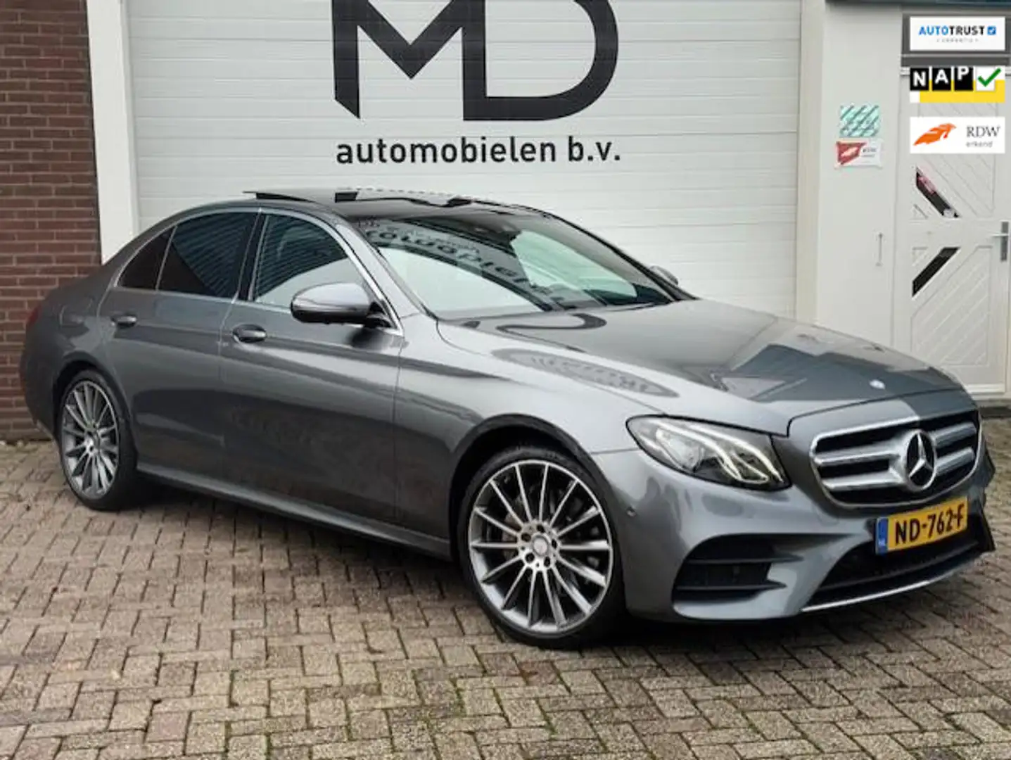 Mercedes-Benz E 200 Ambition AMG - Panorama dak -360° Grau - 1