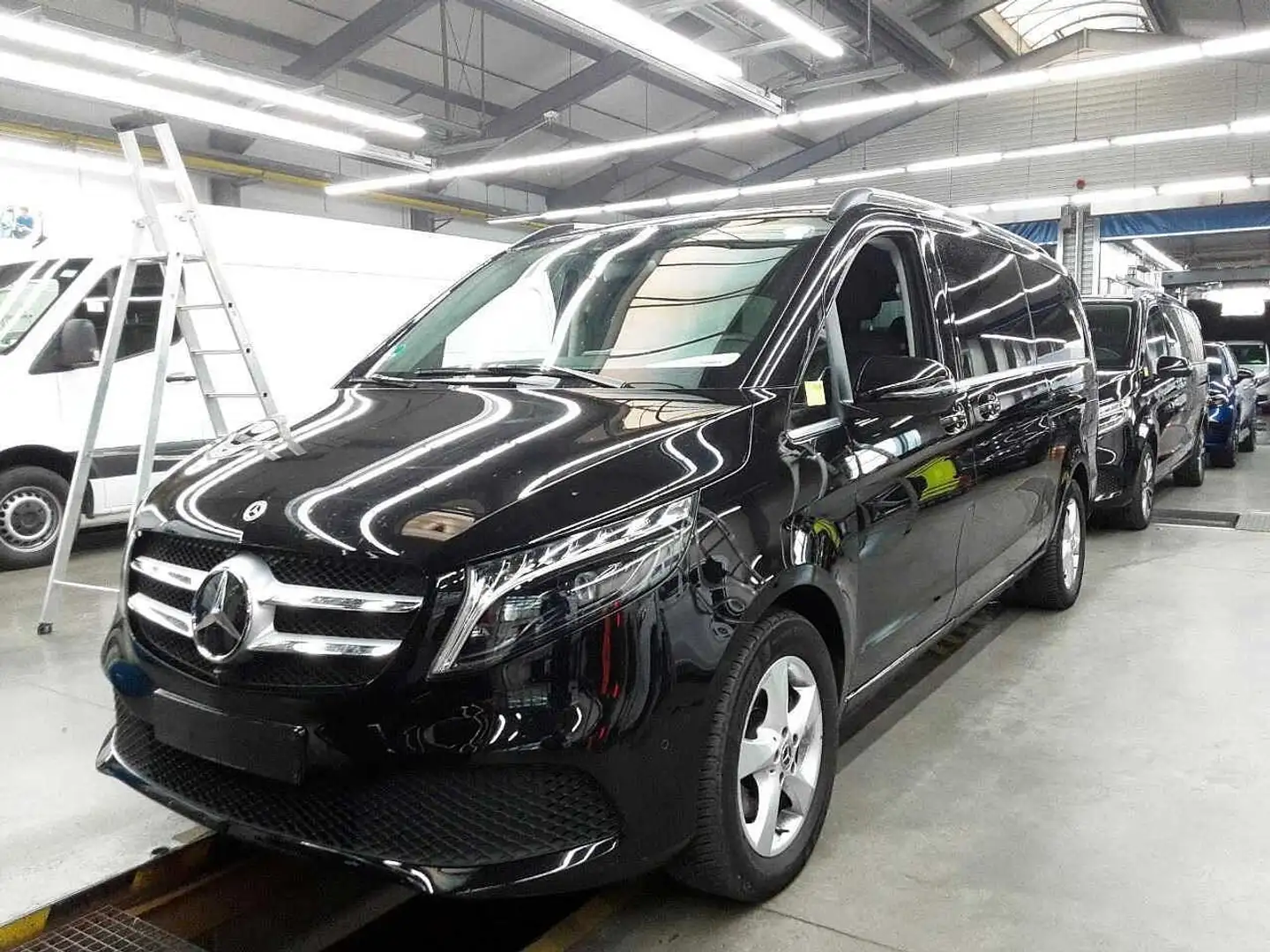 Mercedes-Benz V 300 d 4MATIC AVA 3430 AHK2,5 DISTRONIC 360 Schwarz - 1
