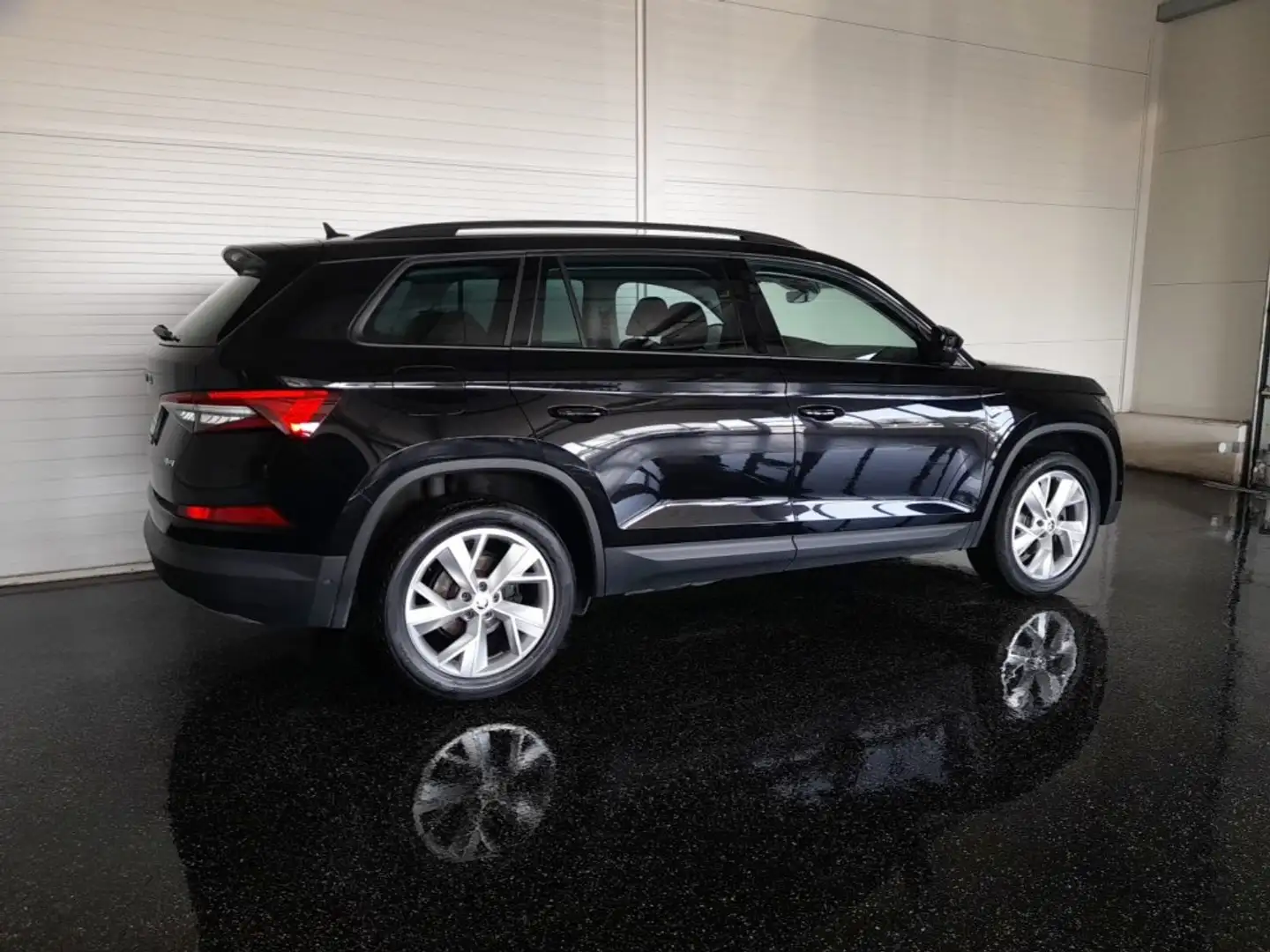 Skoda Kodiaq TOUR 4X4 2,0 TDI DSG *MATRIX-LED / 19 ZOLL / VIRTUELL / NAVI / AHV & KAMERA / ACC / E-KLAPPE / KEYLESS / 3-ZONEN KLIMA* Schwarz - 2