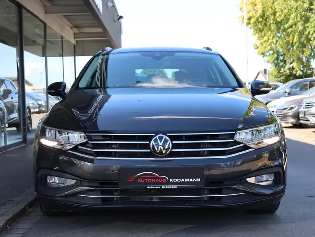 Volkswagen Passat view 4