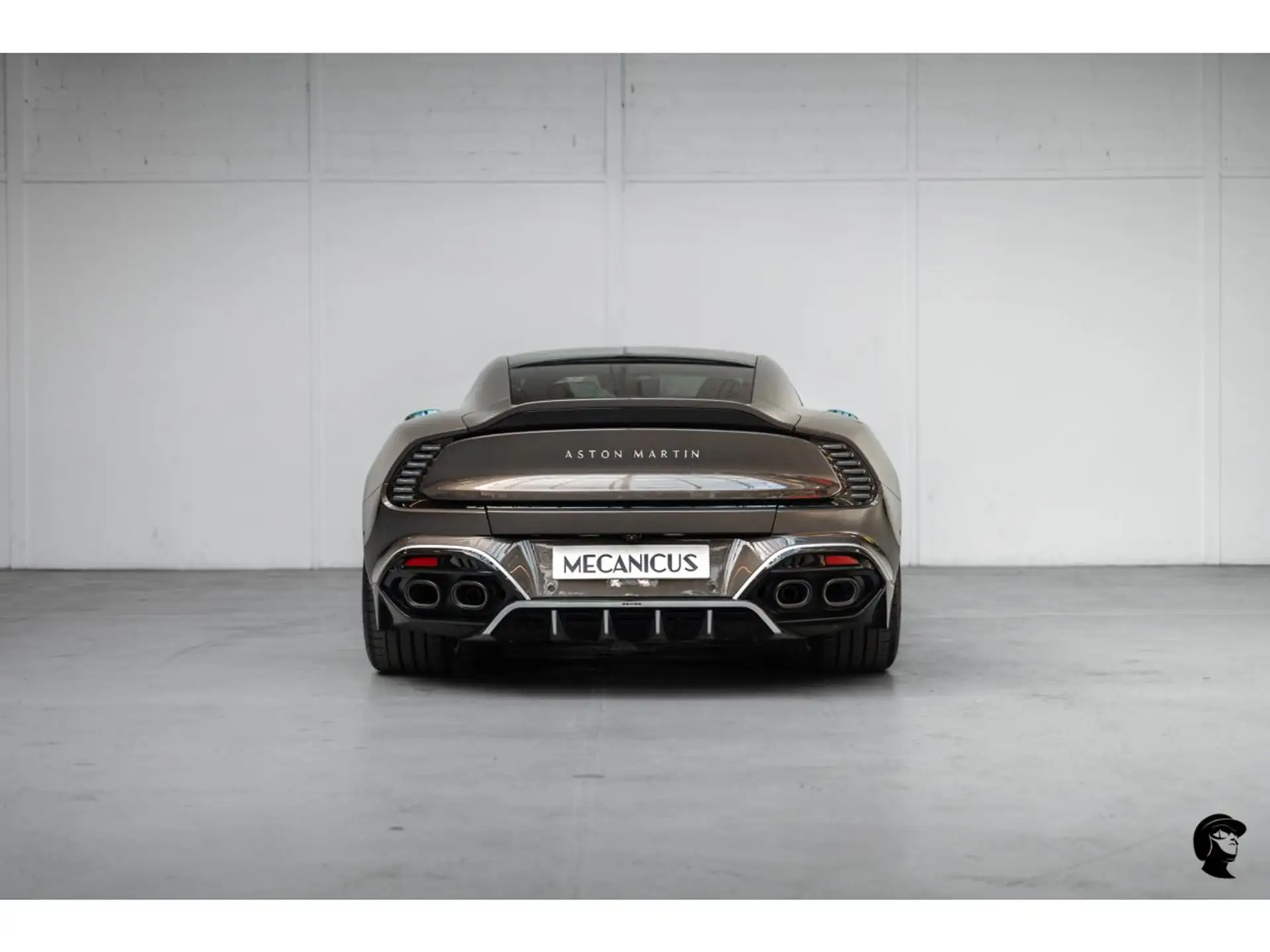 애스턴마틴 뱅퀴시 Coupe 2025 건메탈 사진 5