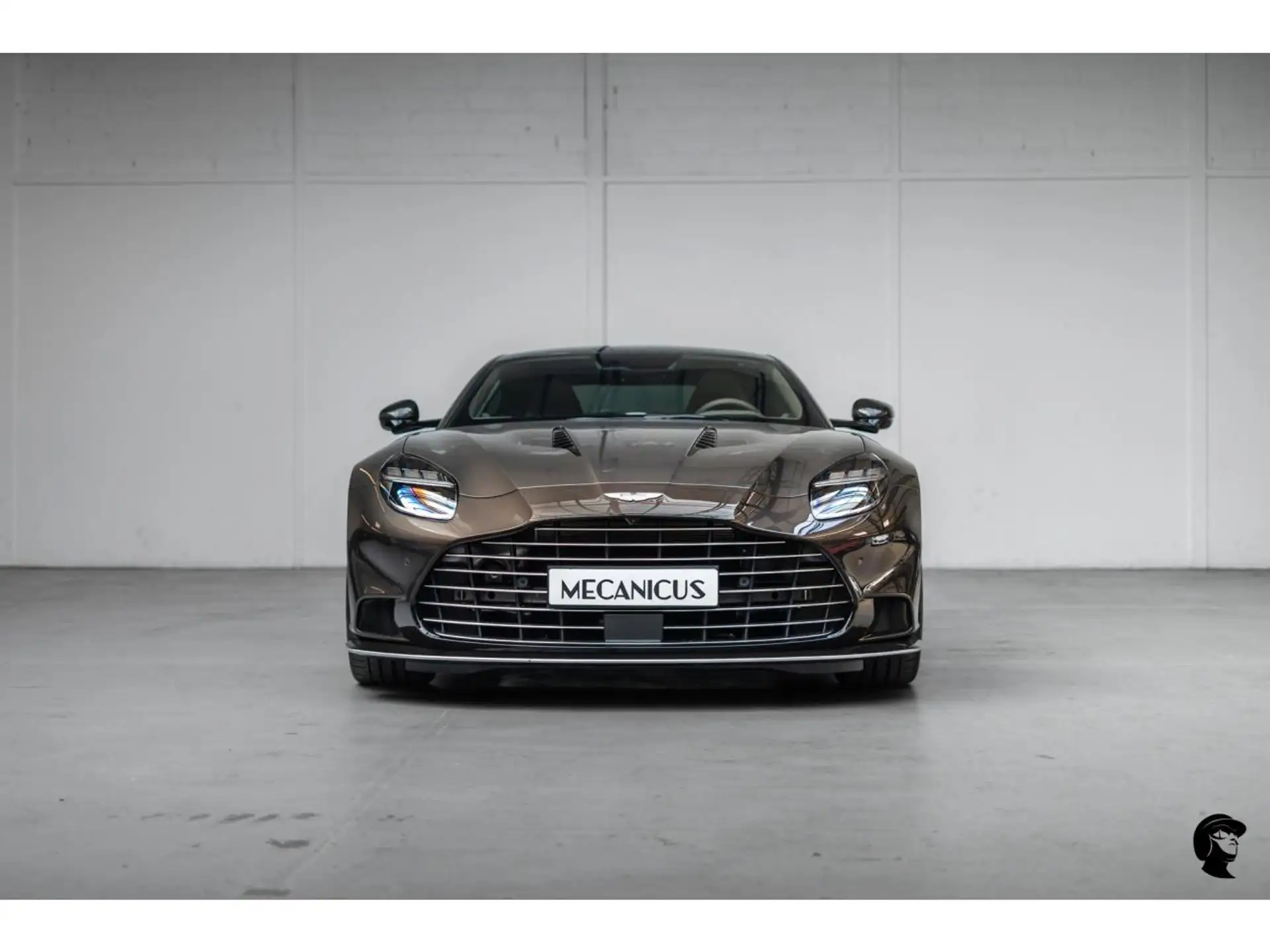 애스턴마틴 뱅퀴시 Coupe 2025 건메탈 사진 4