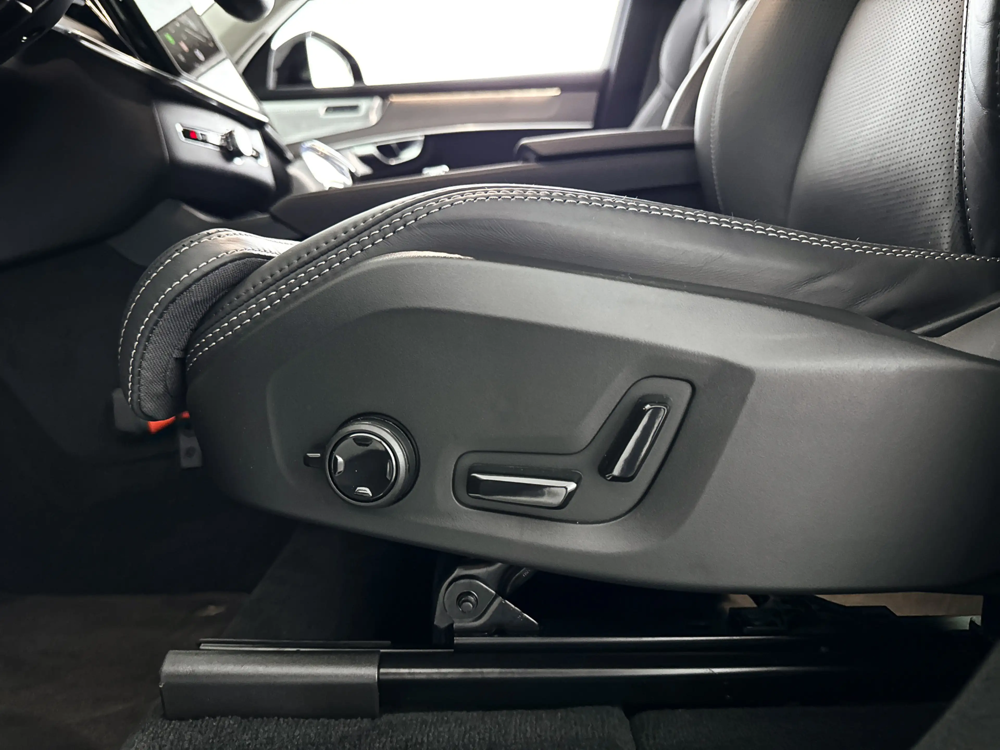 Volvo XC90 T8 Plug-in hybrid AWD Ultra Dark | SOH 100% | Pano — photo 7