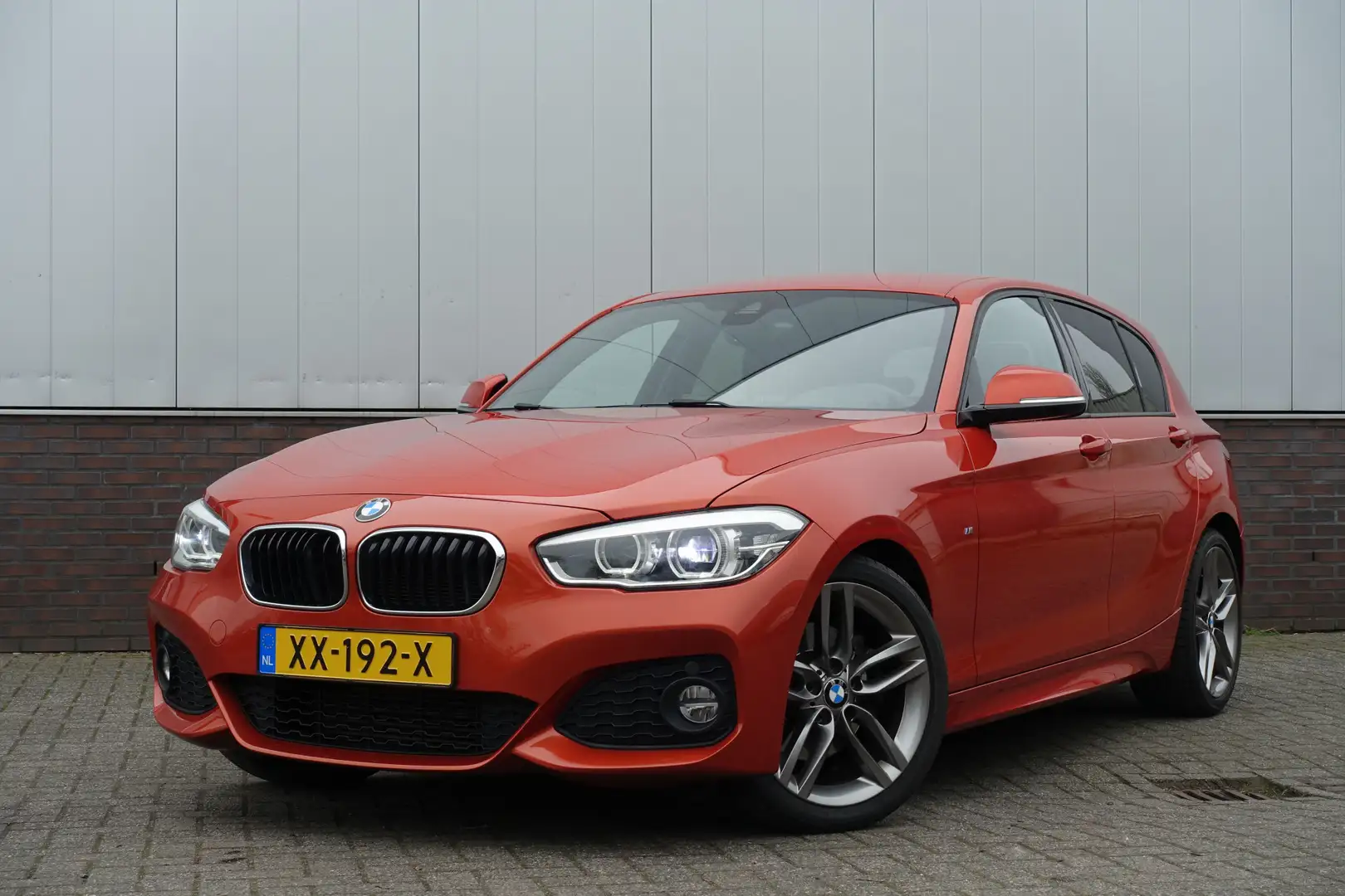 BMW 125 1-serie 125i M Sport | Handgeschakeld Oranje - 1