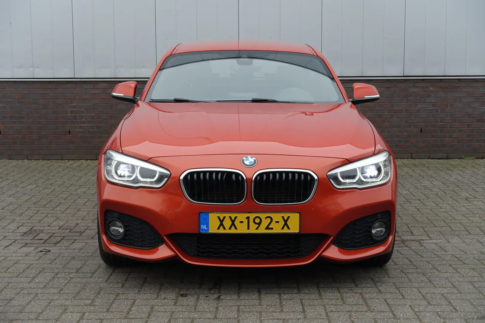 BMW 125 1-serie 125i M Sport | Handgeschakeld Oranje - 2
