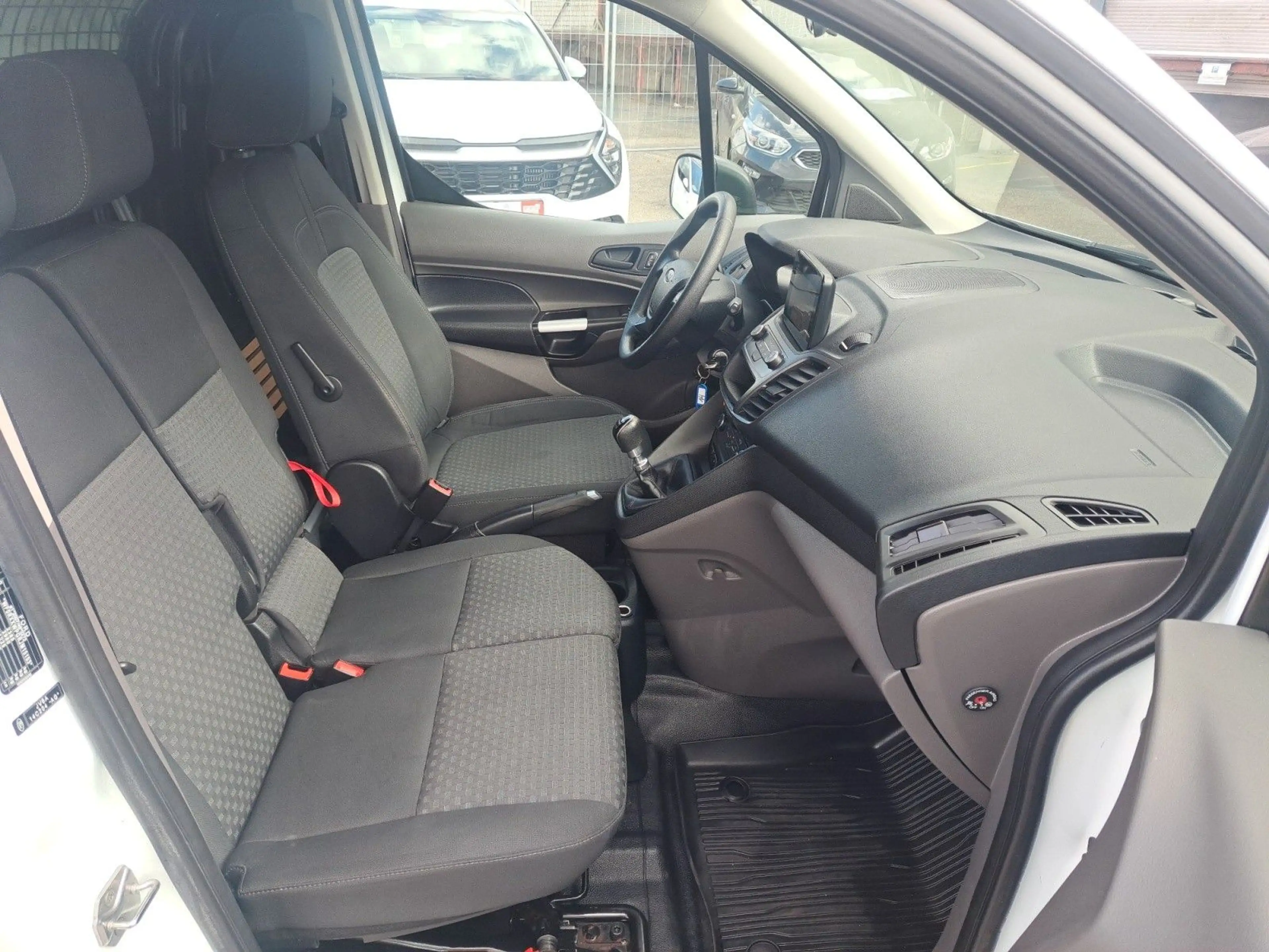 Ford Transit Connect — photo 14