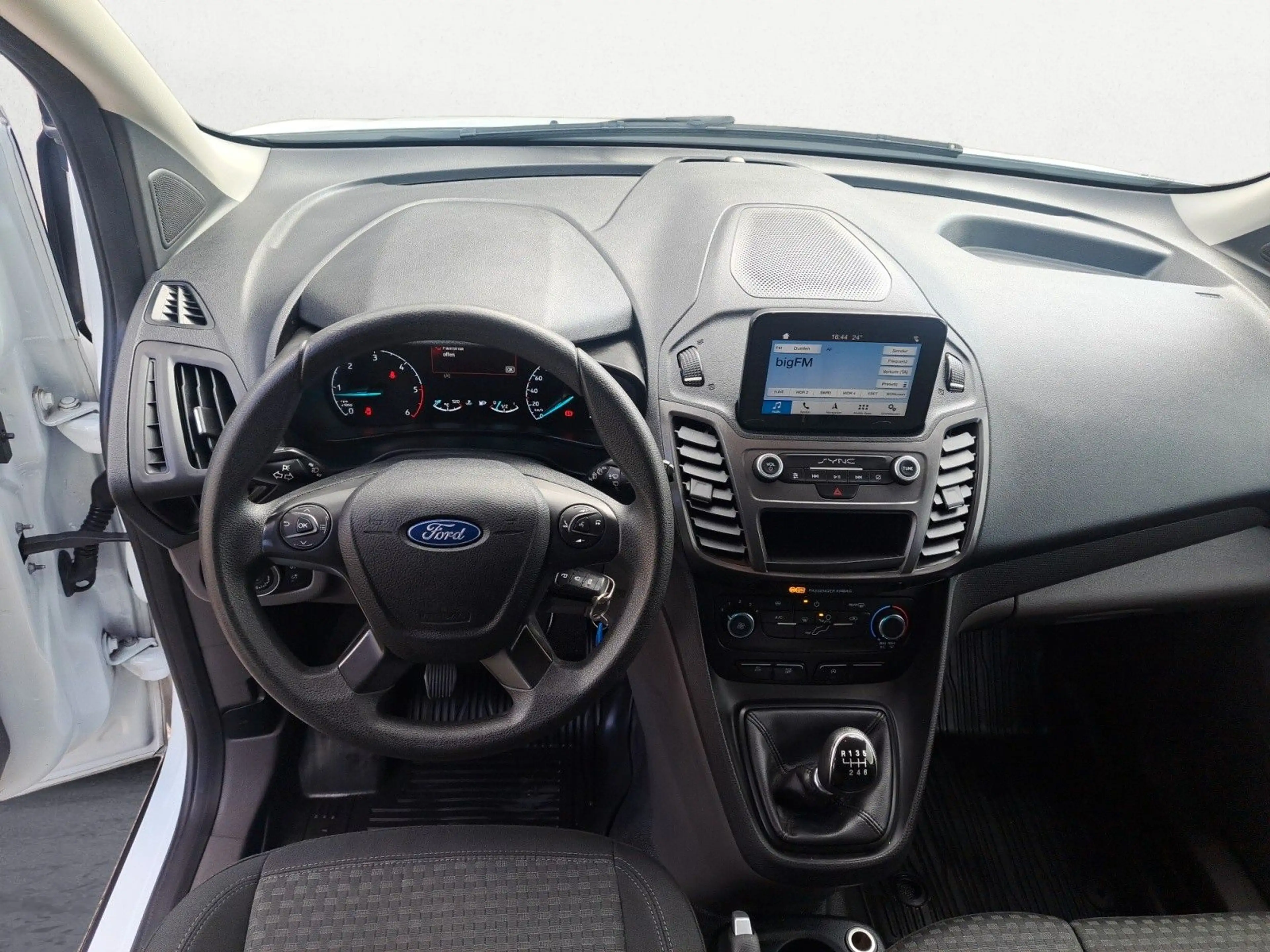 Ford Transit Connect — photo 13