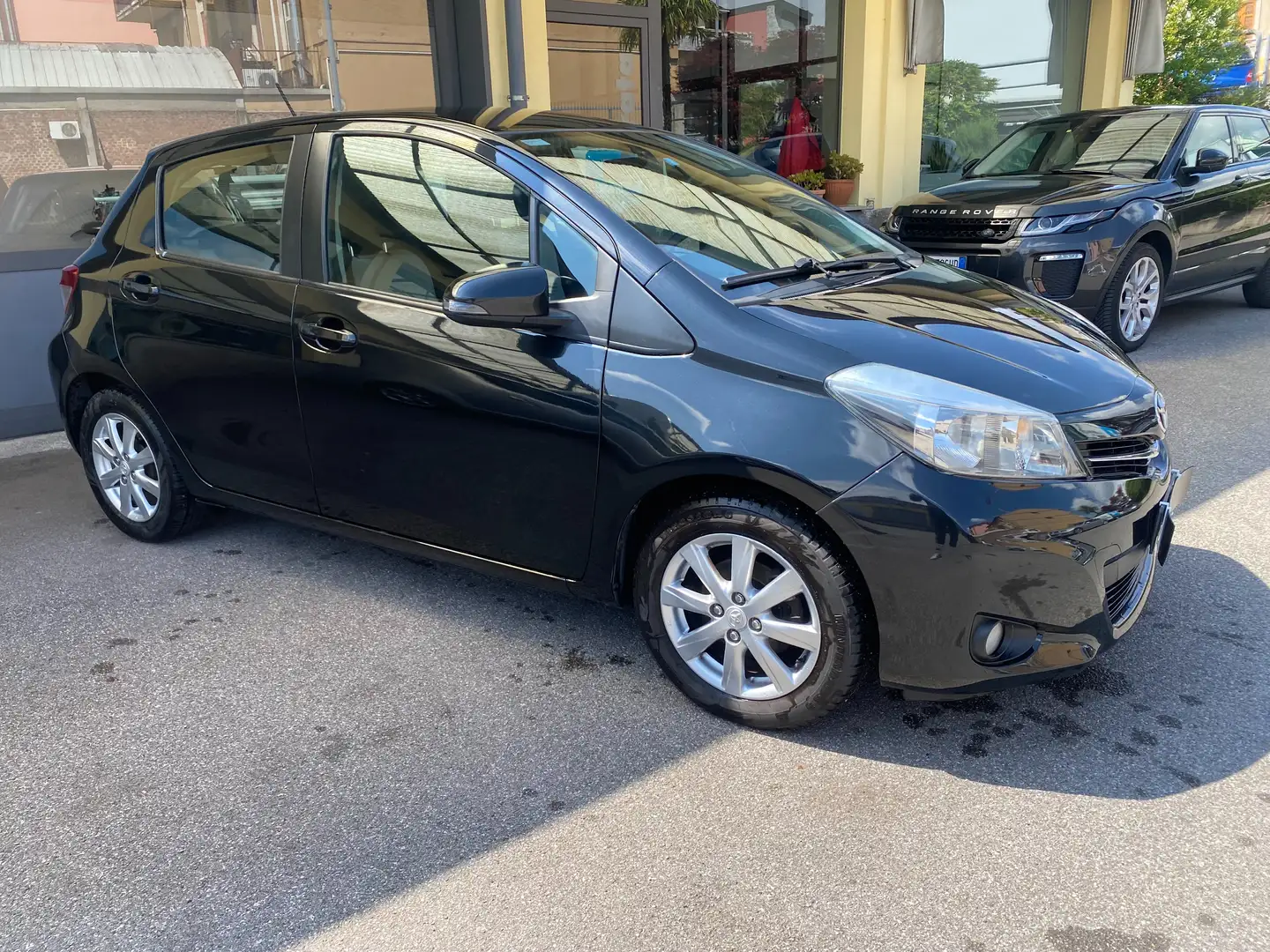 Toyota Yaris Yaris 5p 1.3 Lounge Negro - 2