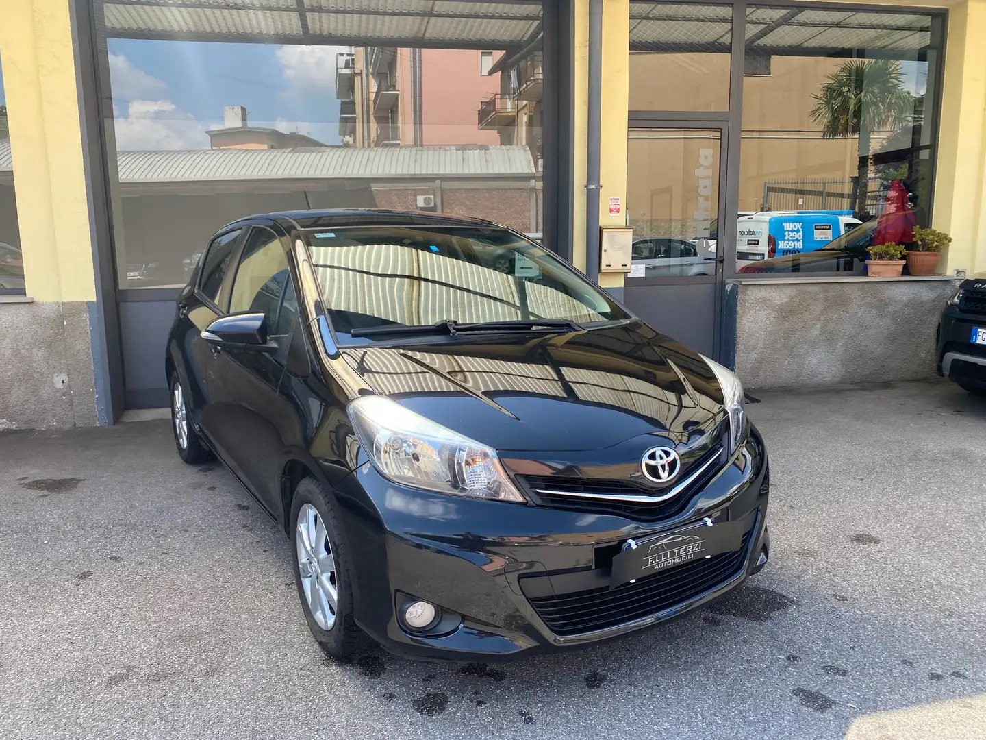 Toyota Yaris Yaris 5p 1.3 Lounge Negro - 1