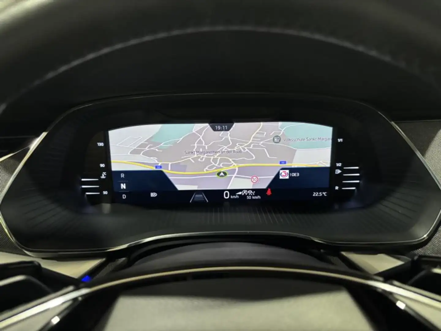 Skoda Octavia 2,0DSG MATRIX-BEAM VIRTUAL COCKPIT HEAD-UP-DISPLAY STANDHEIZUNG E-HECKKLAPPE Schwarz - 2