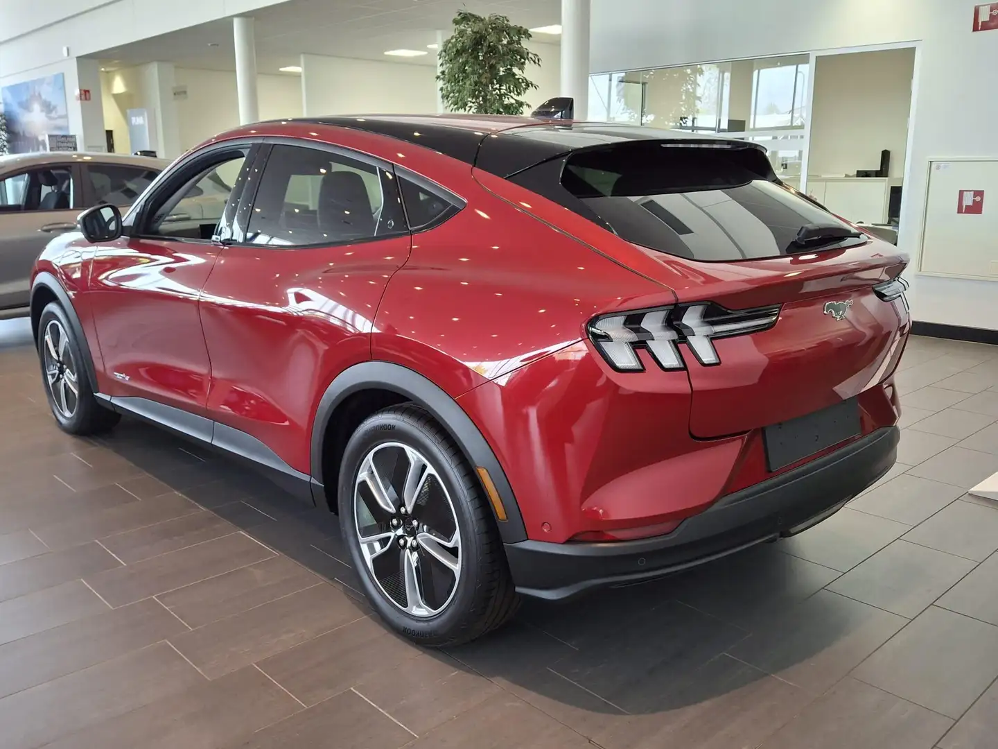 Ford Mustang Mach-E Standard RWD 75 kWh | Voorraad | 269PK | Volledig Rouge - 2