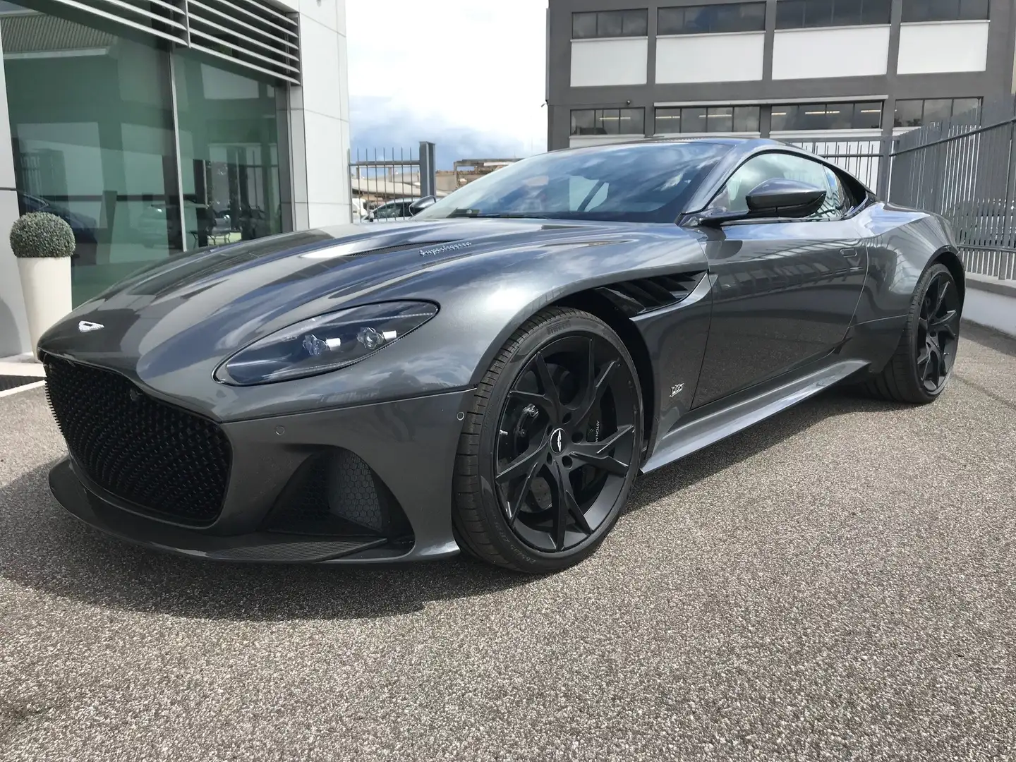 Aston Martin DBS (Superleggera) Coupe 5.2 V12 auto Сірий - 2