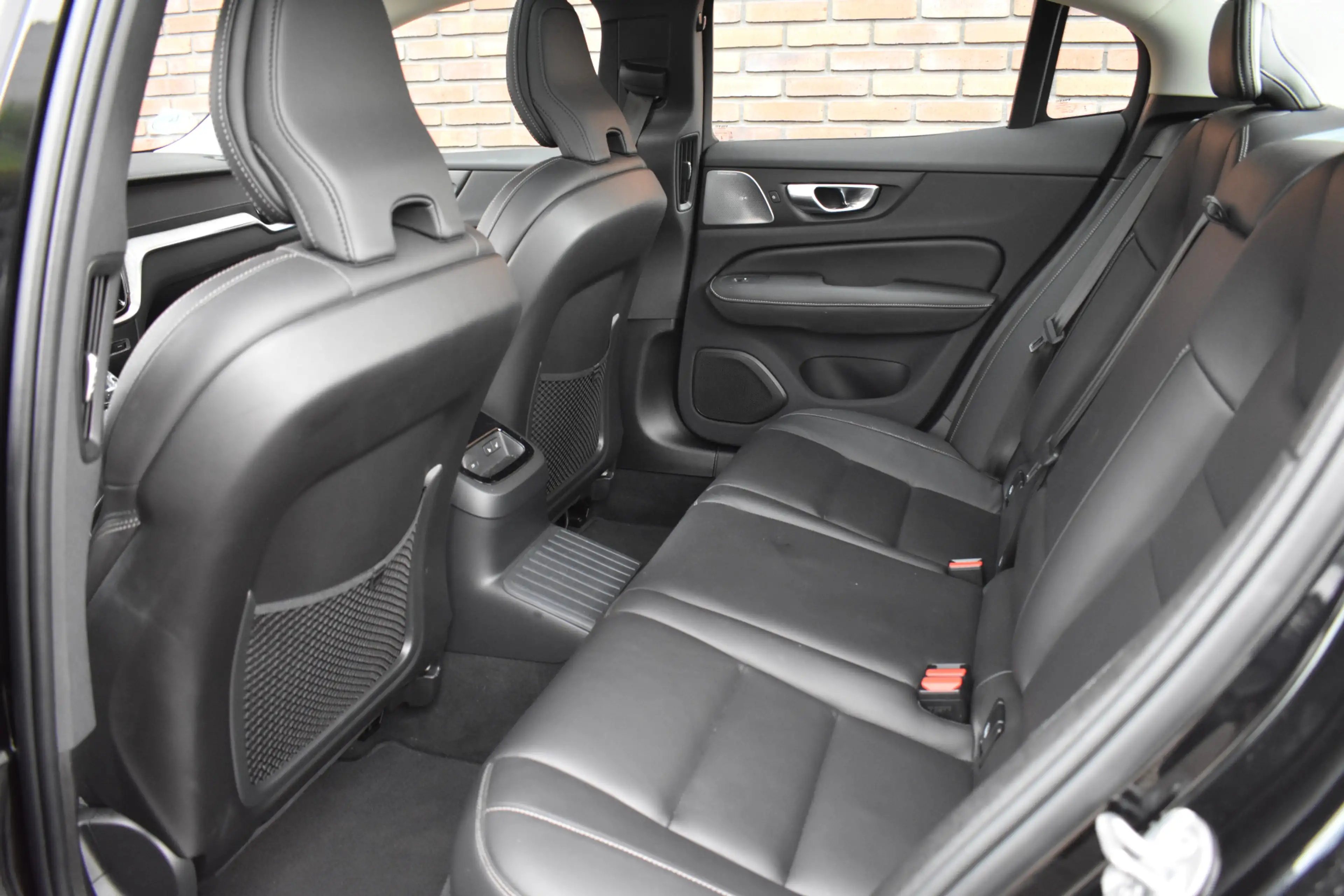 Volvo S60 T6 Recharge 350PK AWD Ultimate Bright | Bowers en — photo 11