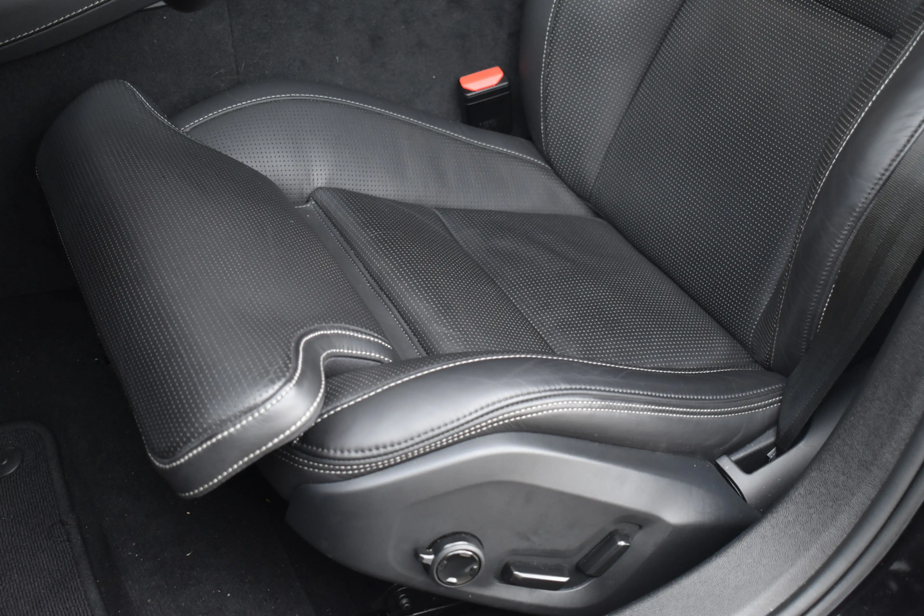 Volvo S60 T6 Recharge 350PK AWD Ultimate Bright | Bowers en — photo 10