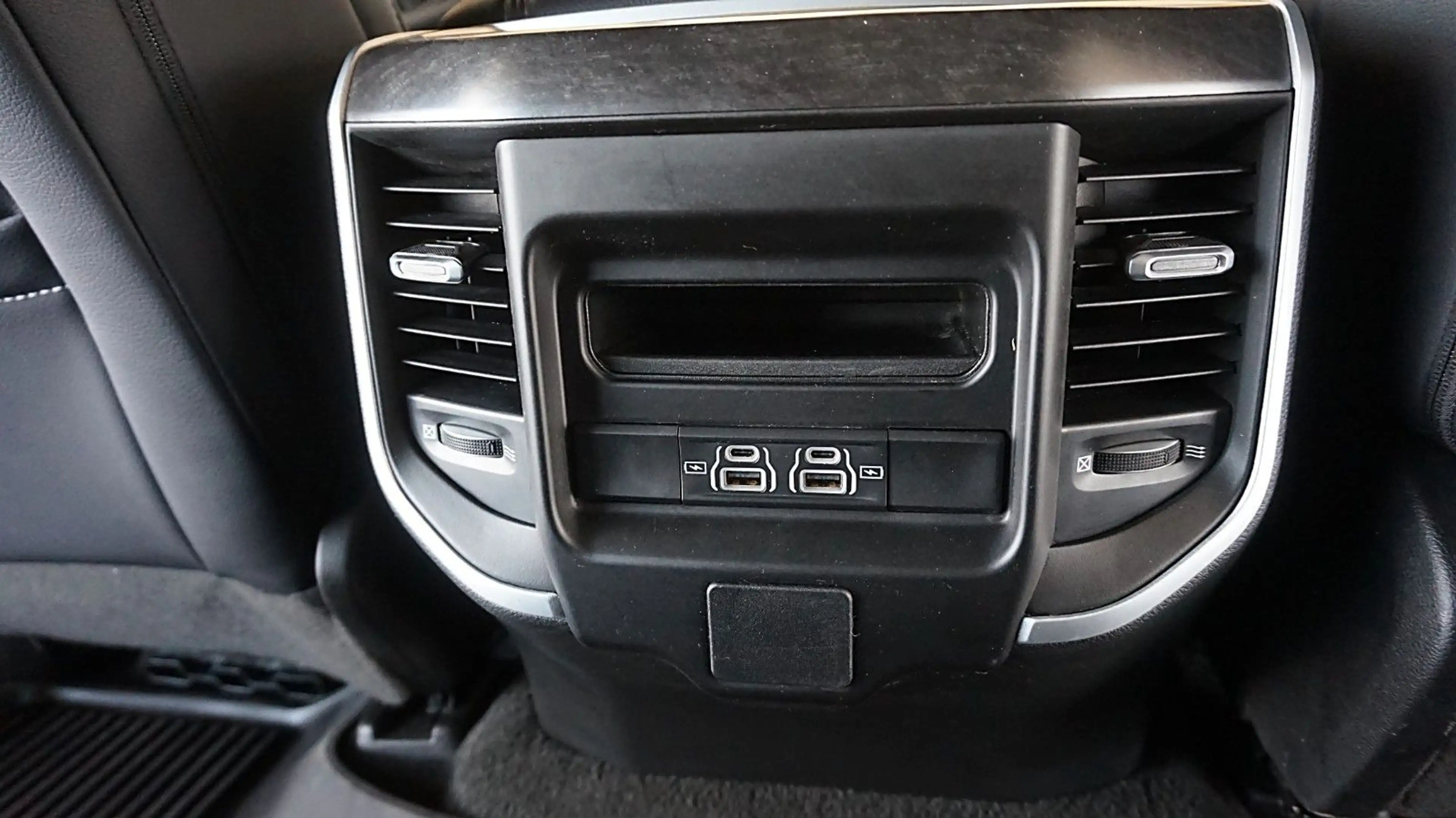 Dodge RAM 1500 HEMI Navi12*Leder*Alu20* Bumblebee* — photo 16