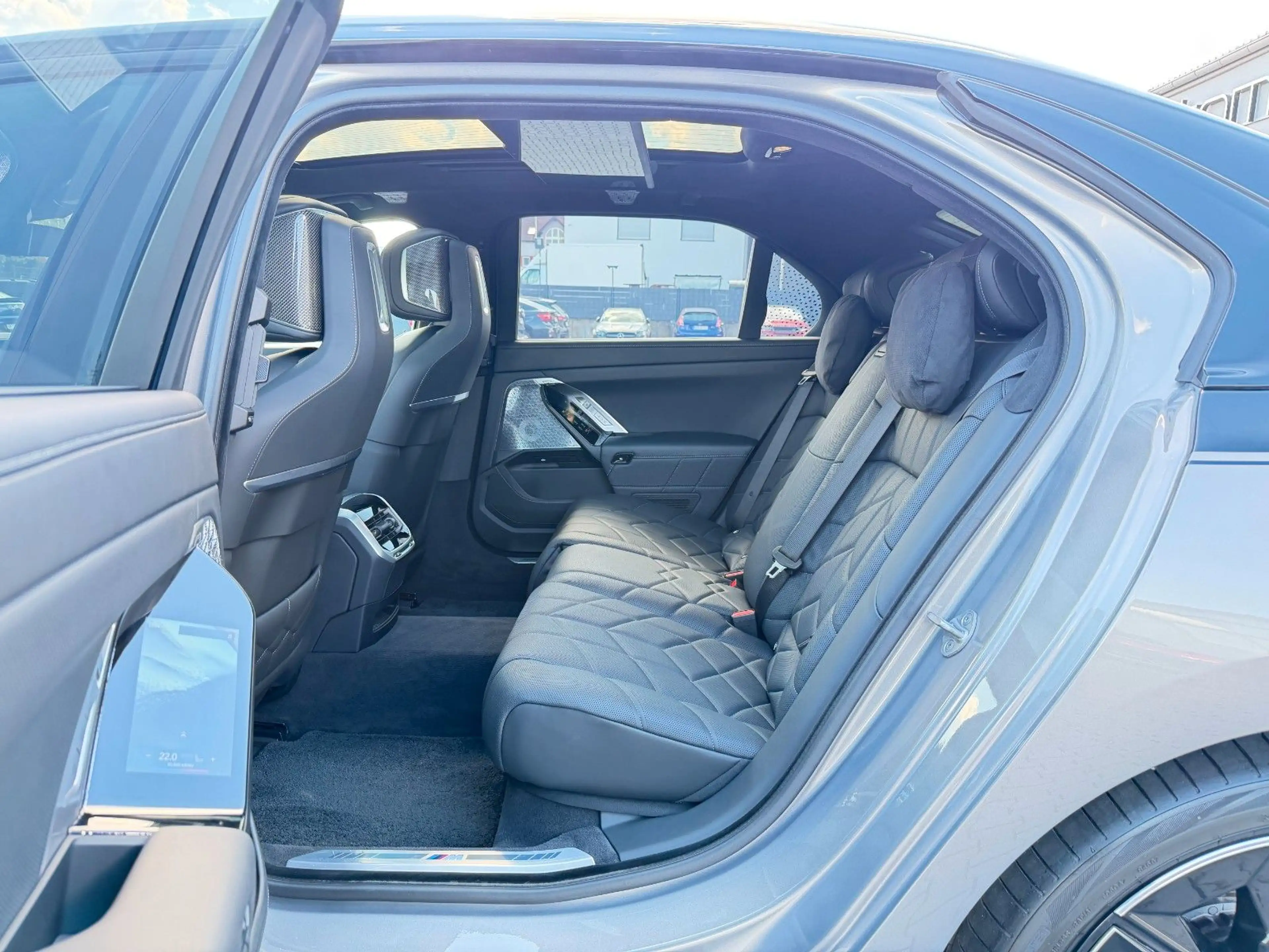 BMW 760 e*xDrive*Two*Tone*Individual*3xTV*SkyLounge* — photo 10