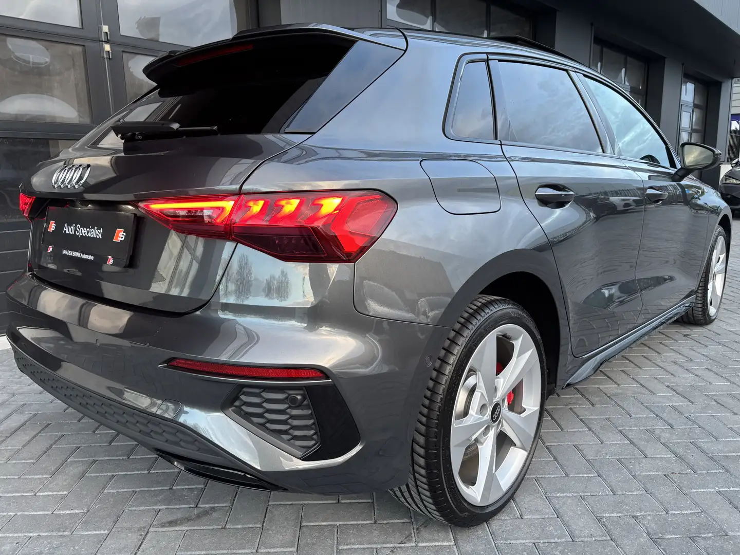 Audi A3 Sportback 45 TFSIe 245 pk S-line Pano Grijs - 2