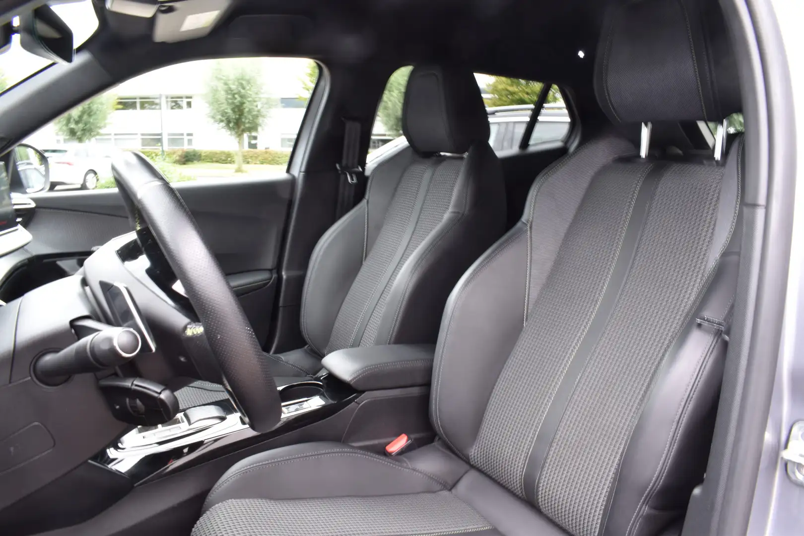 Peugeot 2008 PureTech 130 EAT8 GT | Automaat | Navi | Keyless | Gris - 2