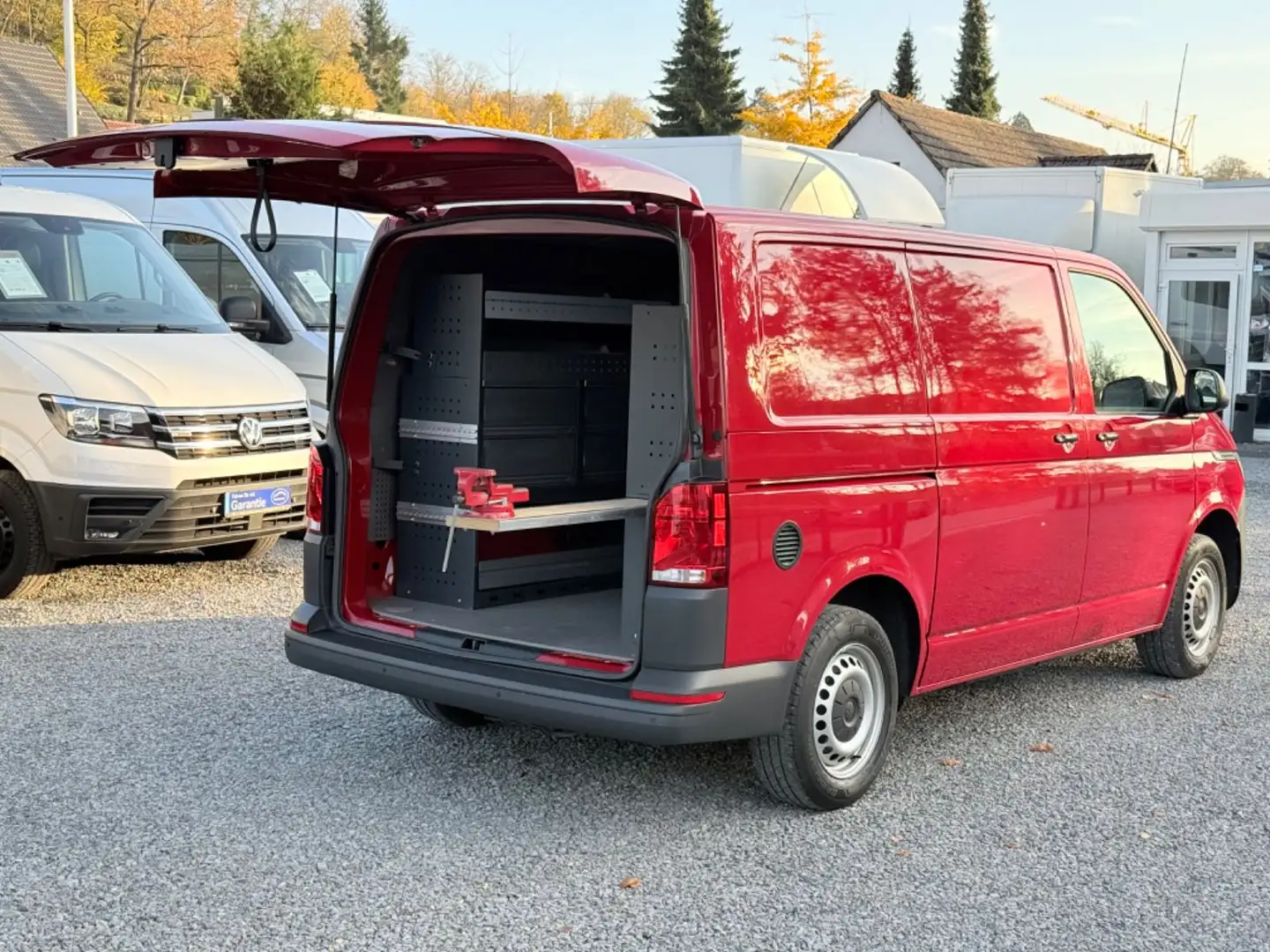 Volkswagen T6.1 KLIMA PDC WÜRTH-REGALSYSTEM SCHRAUBSTOCK Rot - 1