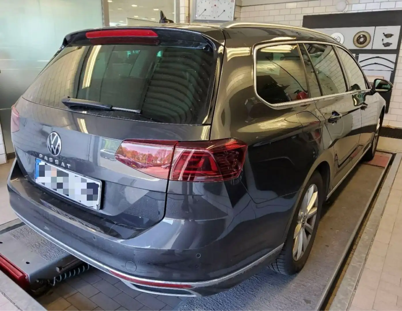 Volkswagen Passat Variant 2.0 TDI DSG Elegance - MATRIX Сірий - 2