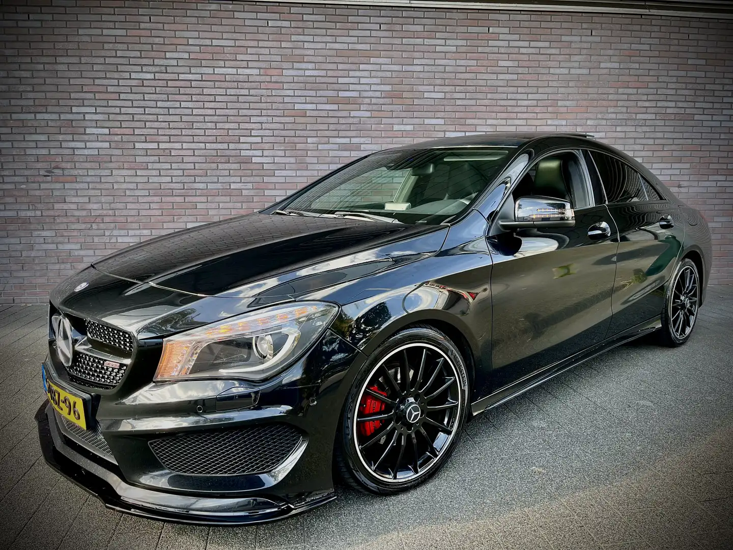 Mercedes-Benz CLA 200 Amg Pakket/Leer/Navi/Pano/18”AMG Zwart - 1