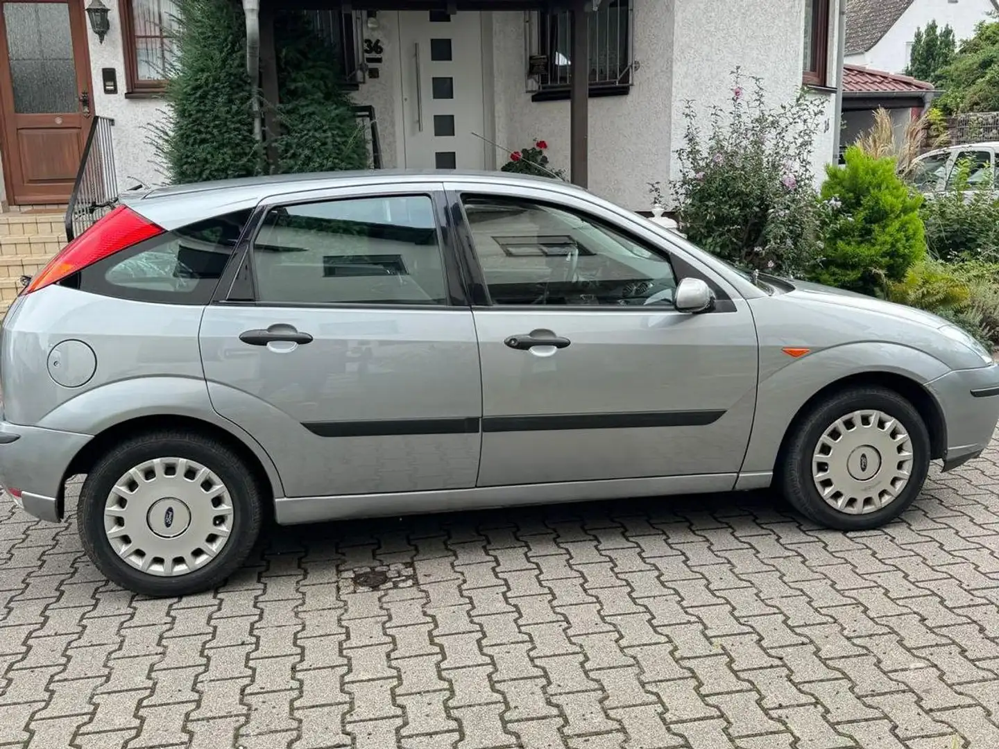 Ford Focus Ghia & vieles erneuert Grau - 1