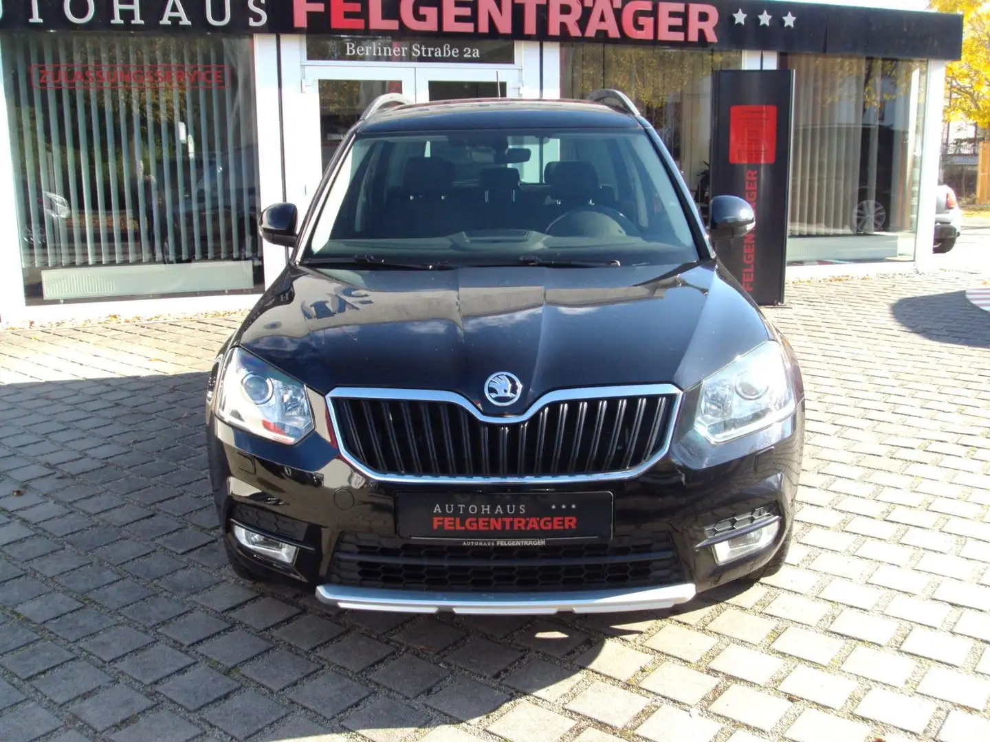 Skoda Yeti 1.2 TSI DSG Drive Schwarz - 2