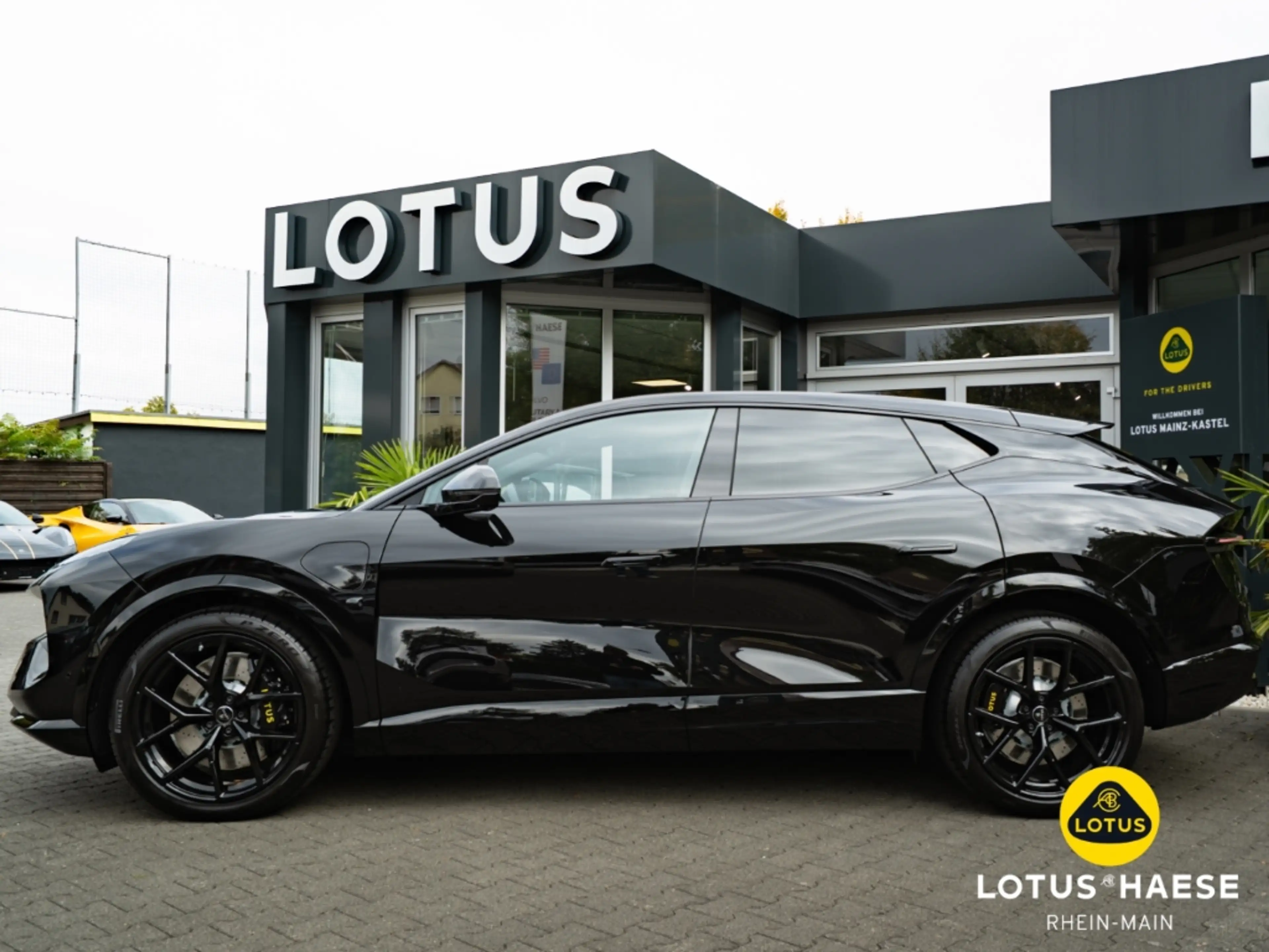 Lotus Eletre 600 GT - Black Pack -Privacy Glass -22'' — photo 3