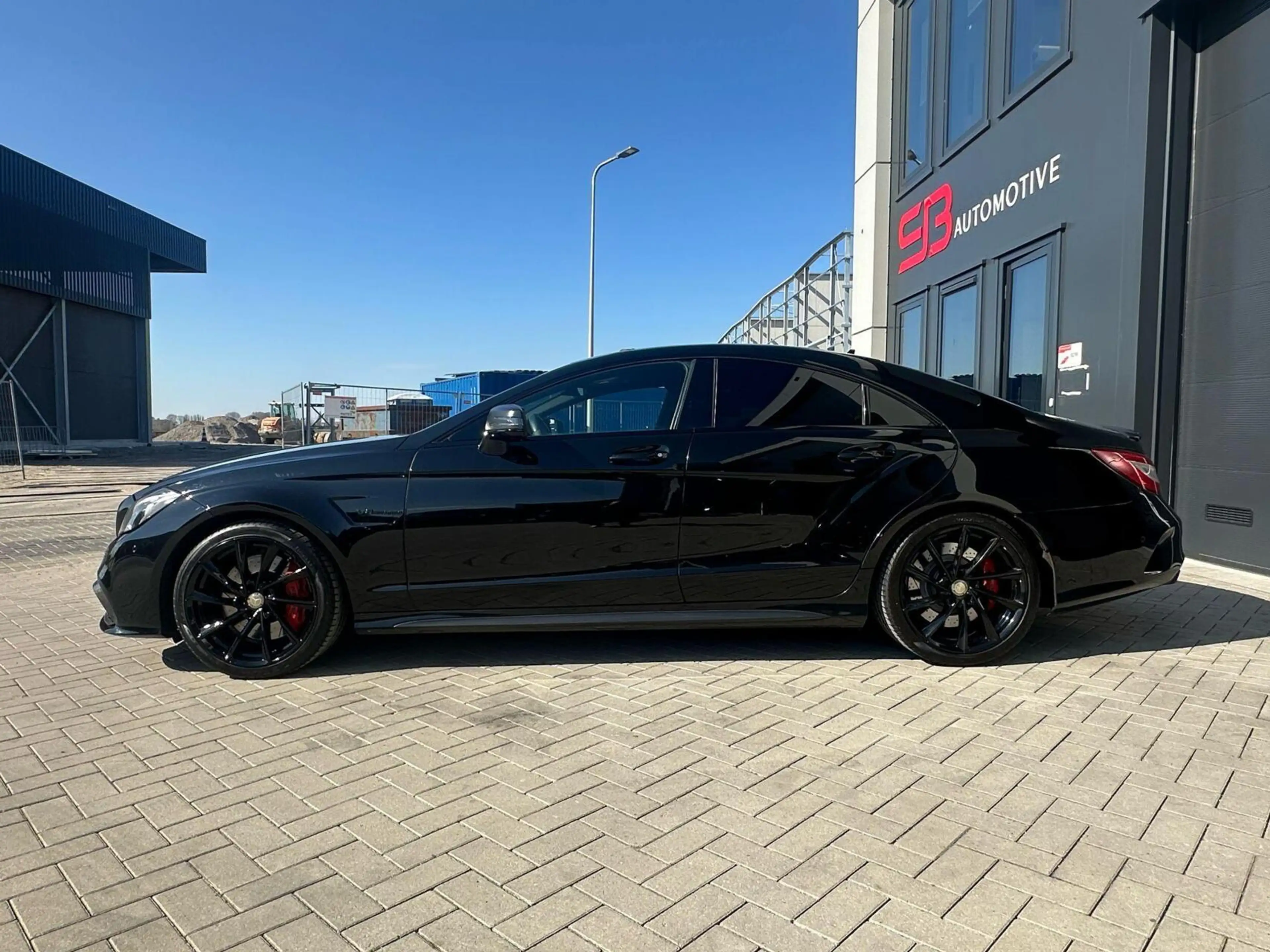 Mercedes-Benz CLS 63 AMG S 4MATIC 720PK PANO FULL OPTION! — photo 4