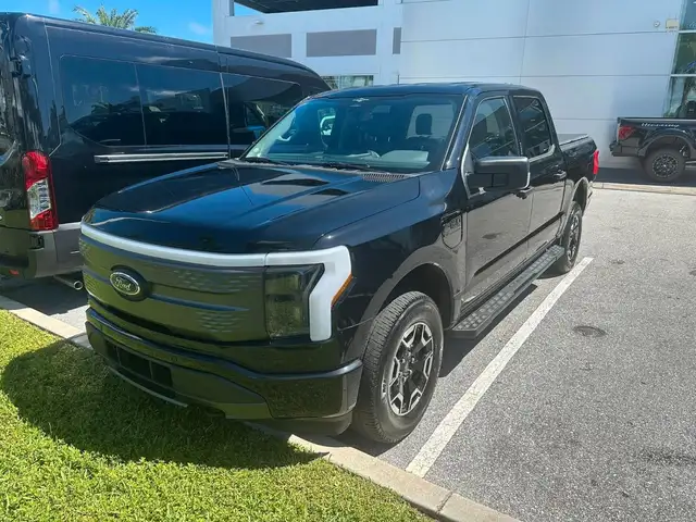 Ford F 150 Lightning SXT AWD  Elektro 2023 schwarz