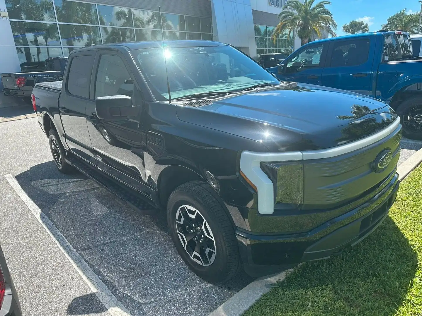 Ford F 150 Lightning SXT AWD  Elektro 2023 schwarz Noir - 2