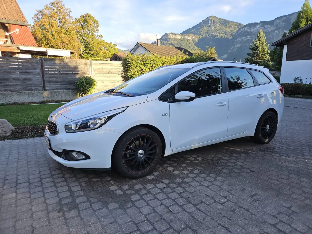 Kia Ceed SW / cee'd SW 1,4 MPI Silber — photo 1 of 12