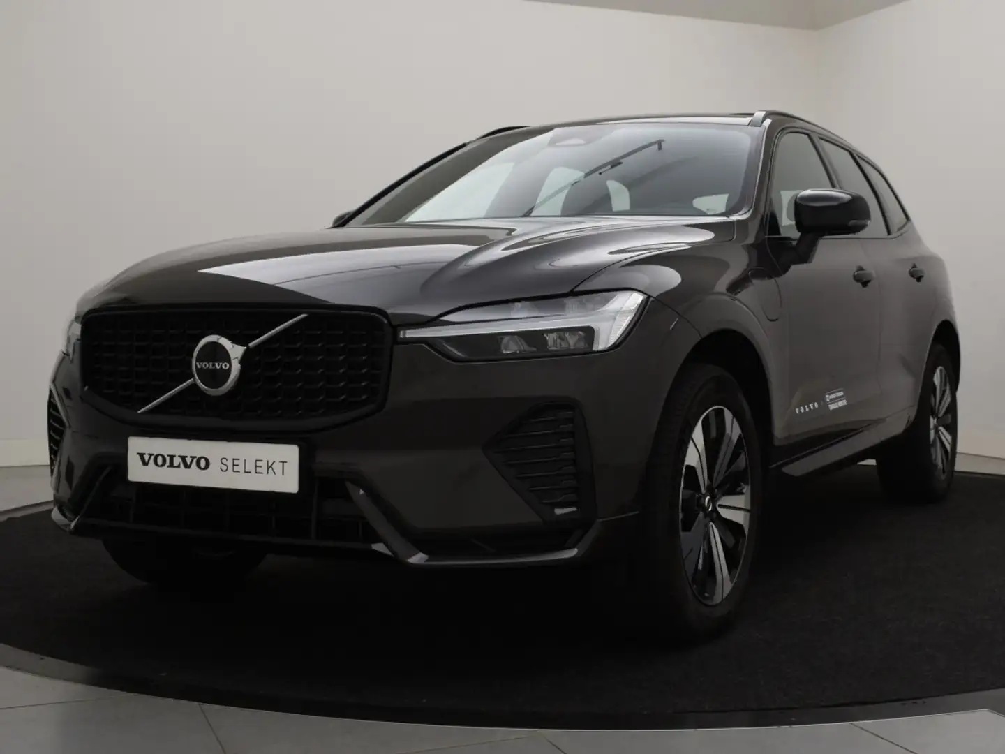 Volvo XC60 T6 PLUG-IN HYBRID PLUS DARK SCHUIFDAK HARMAN KARDO Grijs - 2