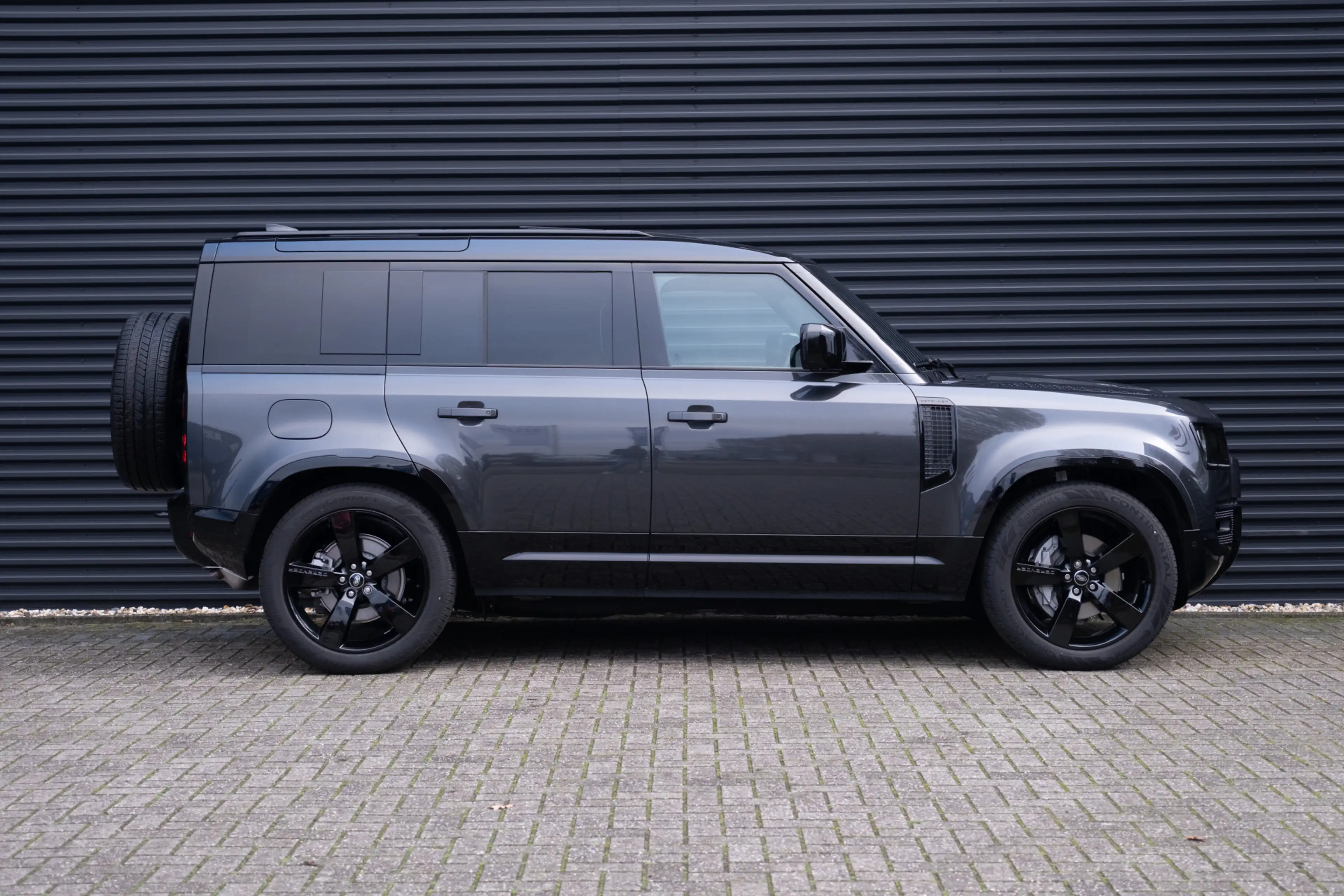 Land Rover Defender 110 2.0 P300e 110 X-Dynamic HSE | HNP € 124.795,- — photo 3