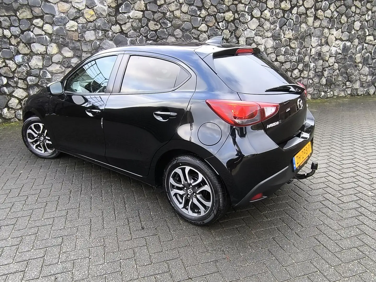 Mazda 2 1.5 Skyactiv-G Sport Selected Camera, DAB, Navi, Zwart - 2
