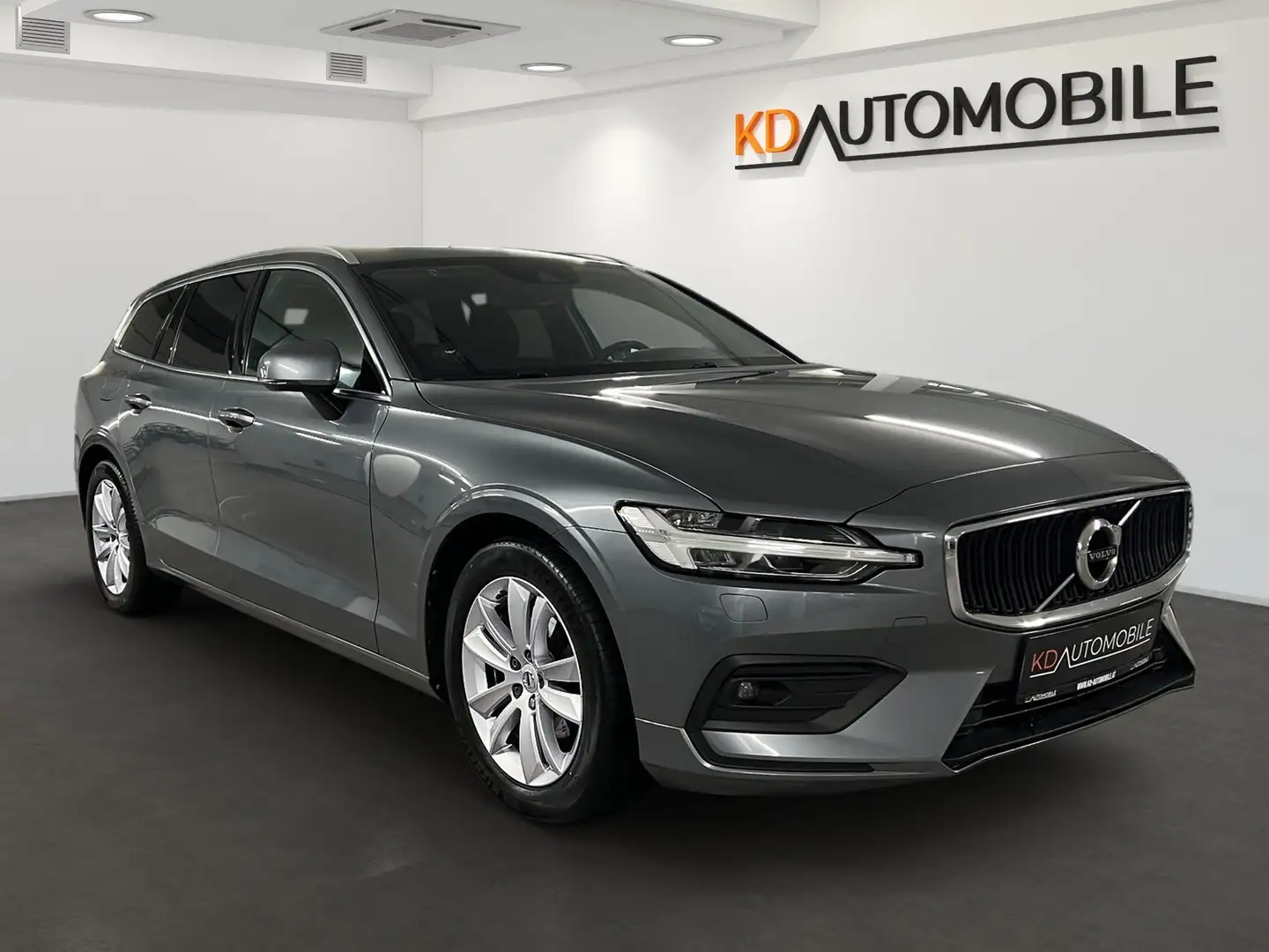 Volvo V60 B4 Momentum Pro Aut. Grau - 2