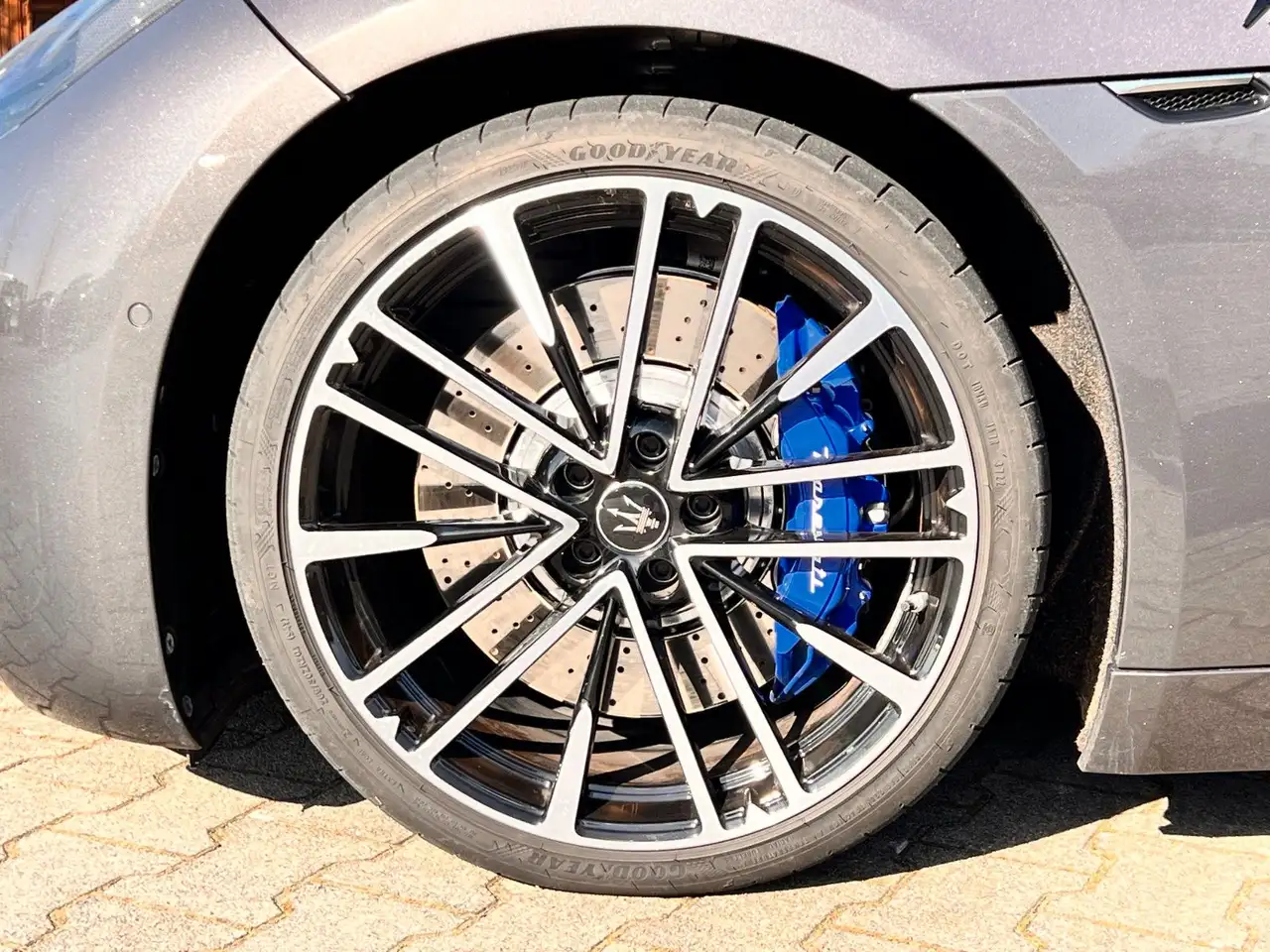 Maserati GranTurismo 2023 — фото 13