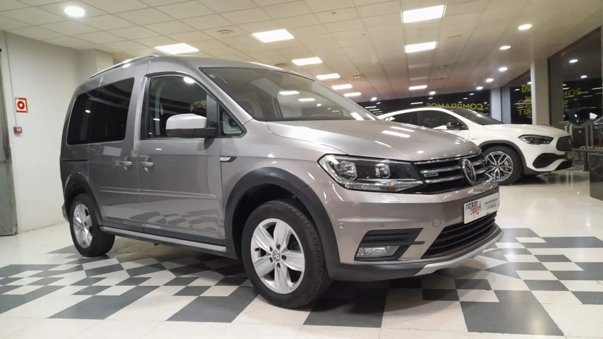 Volkswagen Caddy VOLKSWAGEN Industrial  Manual de 5 Puertas Beige - 1